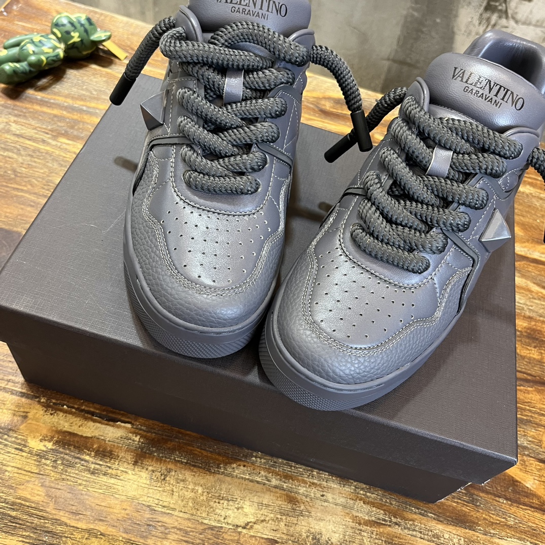 Bagsaaa Va1e*ntin0 Grey Sneakers