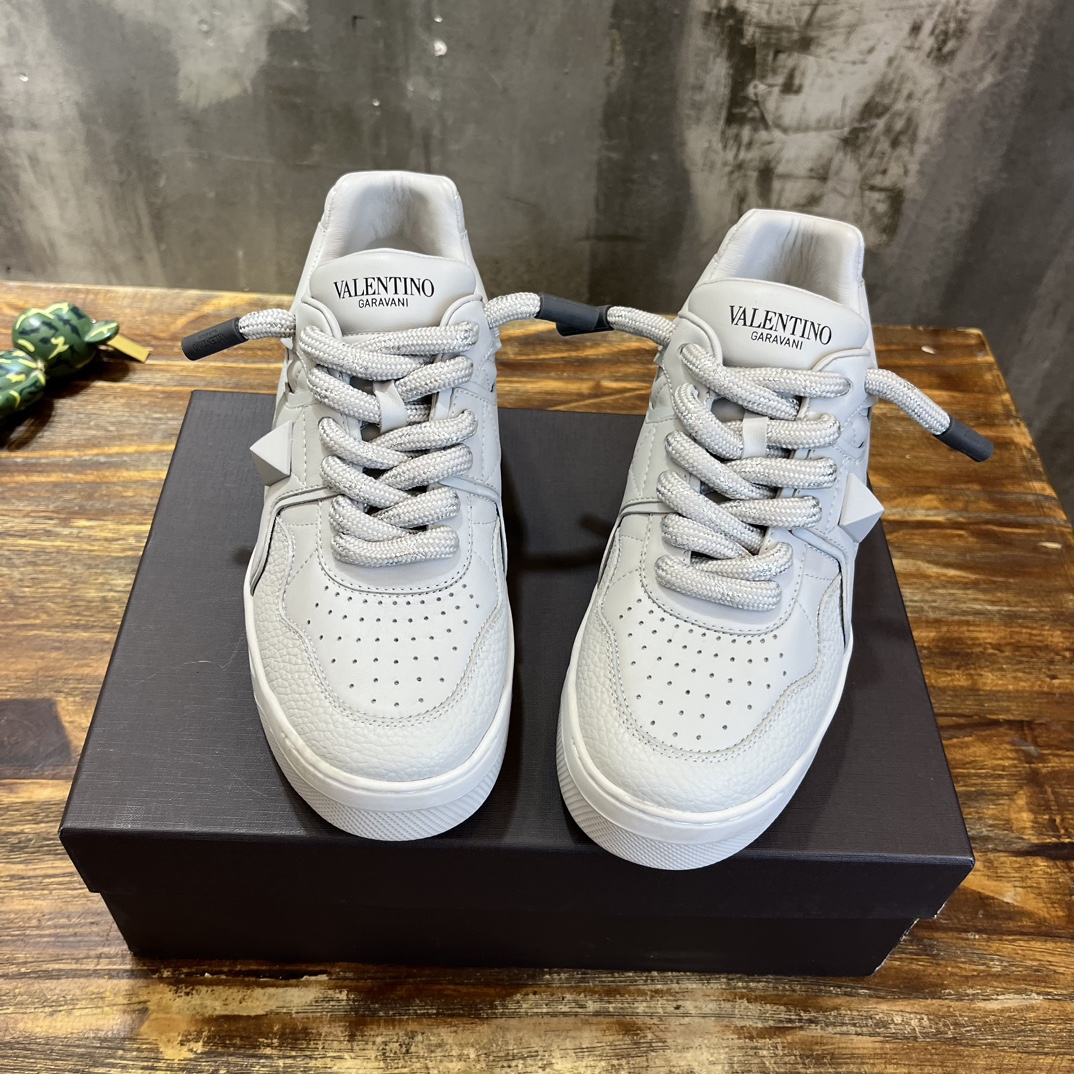 Bagsaaa Va1e*ntin0 Ivory Sneakers