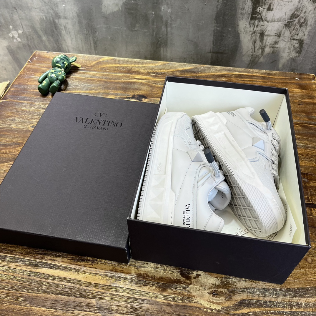 Bagsaaa Va1e*ntin0 Ivory Sneakers