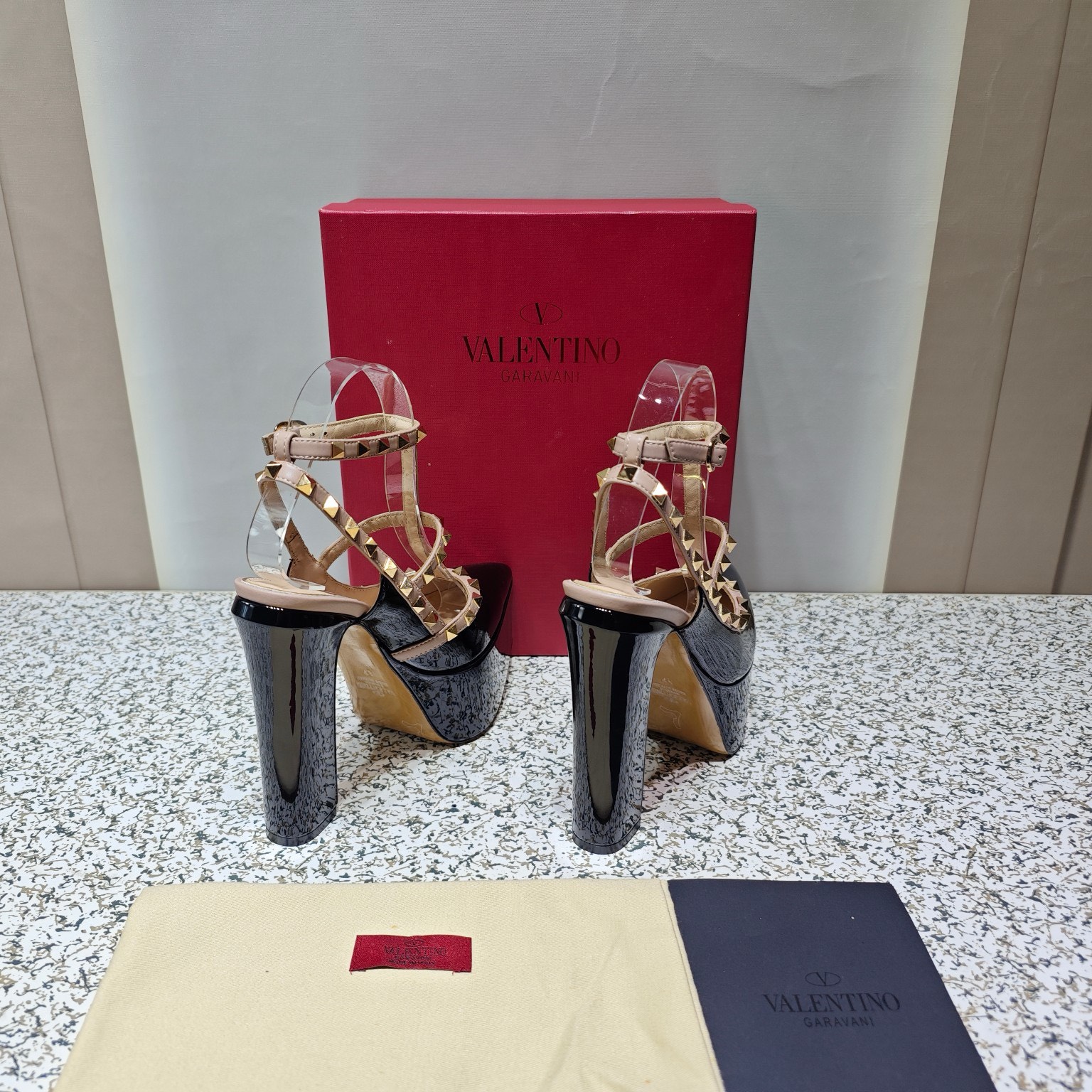 Bagsaaa Va1e*ntin0 Garavani Rockstud patent leather platform pumps in black