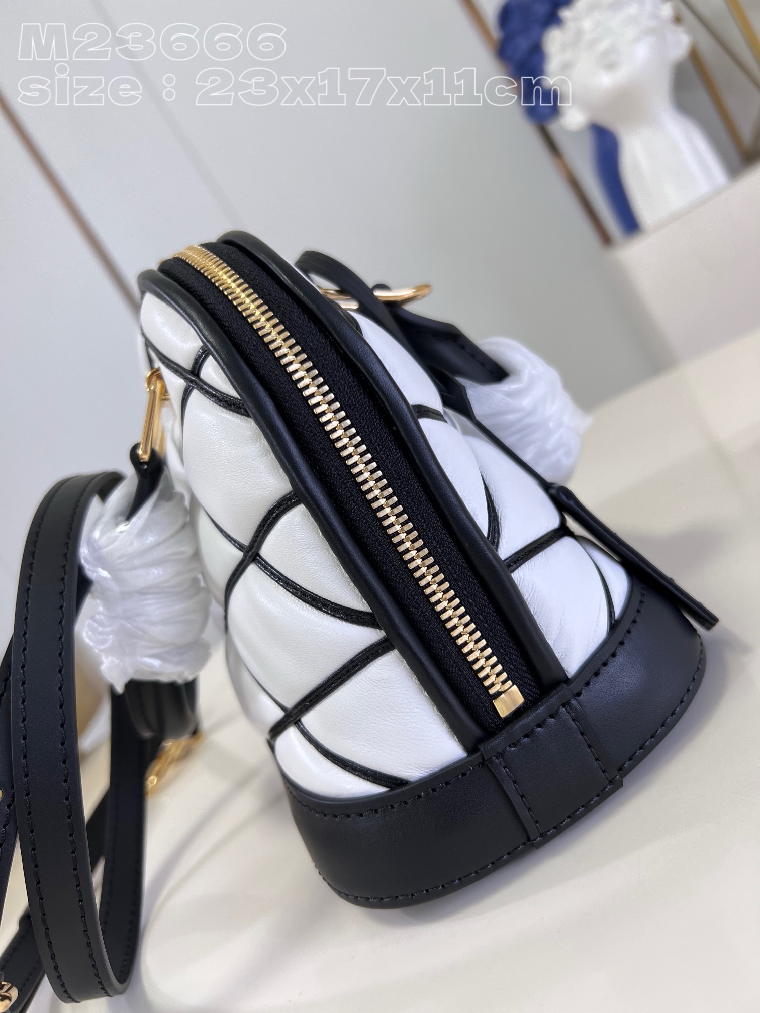 Bagsaaa L0vis Vvtt0n Alma BB White In Crisscross lining - 23x17x11cm