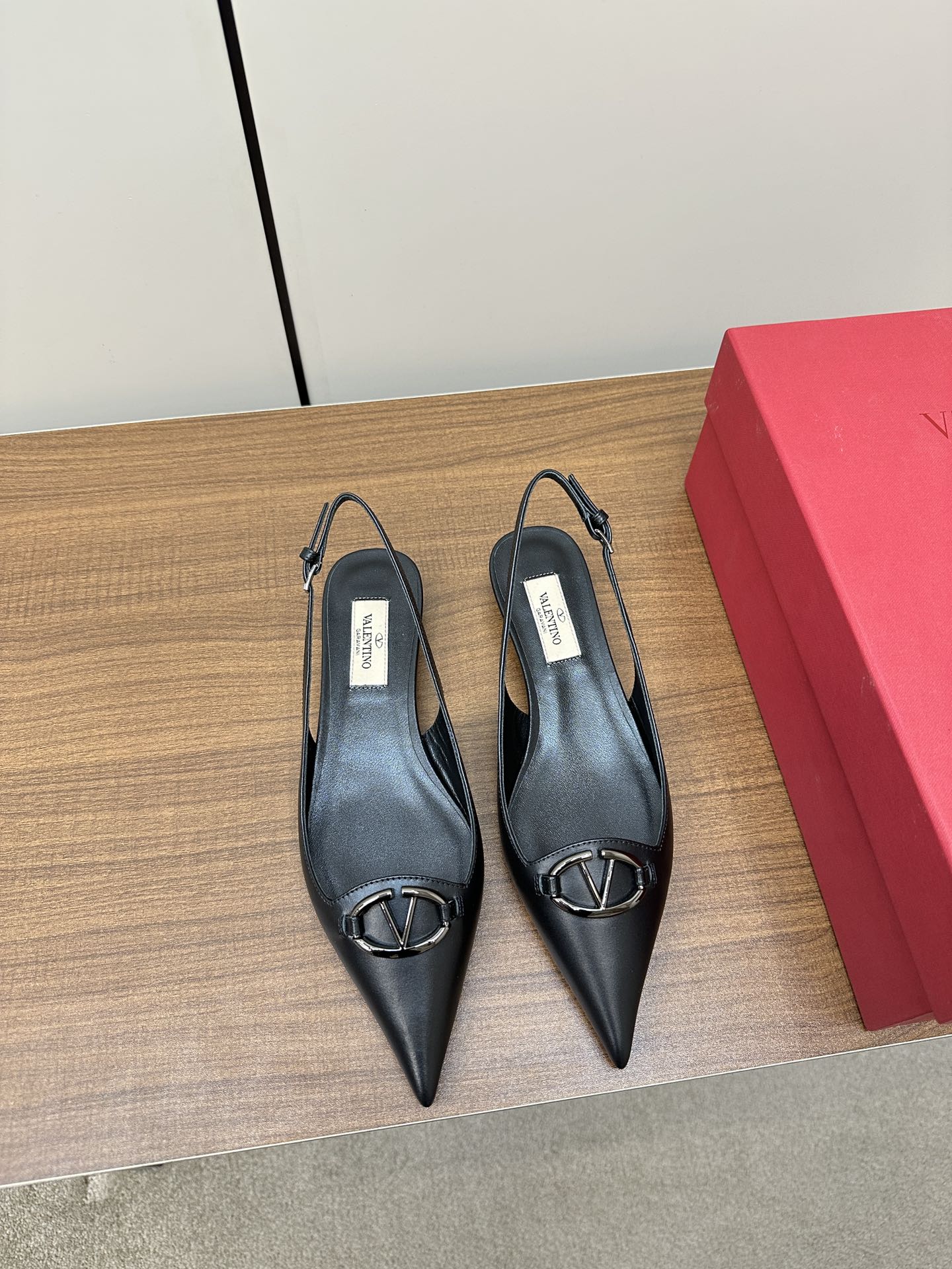 Bagsaaa Va1e*ntin0 Vlogo Heels In Black Leather