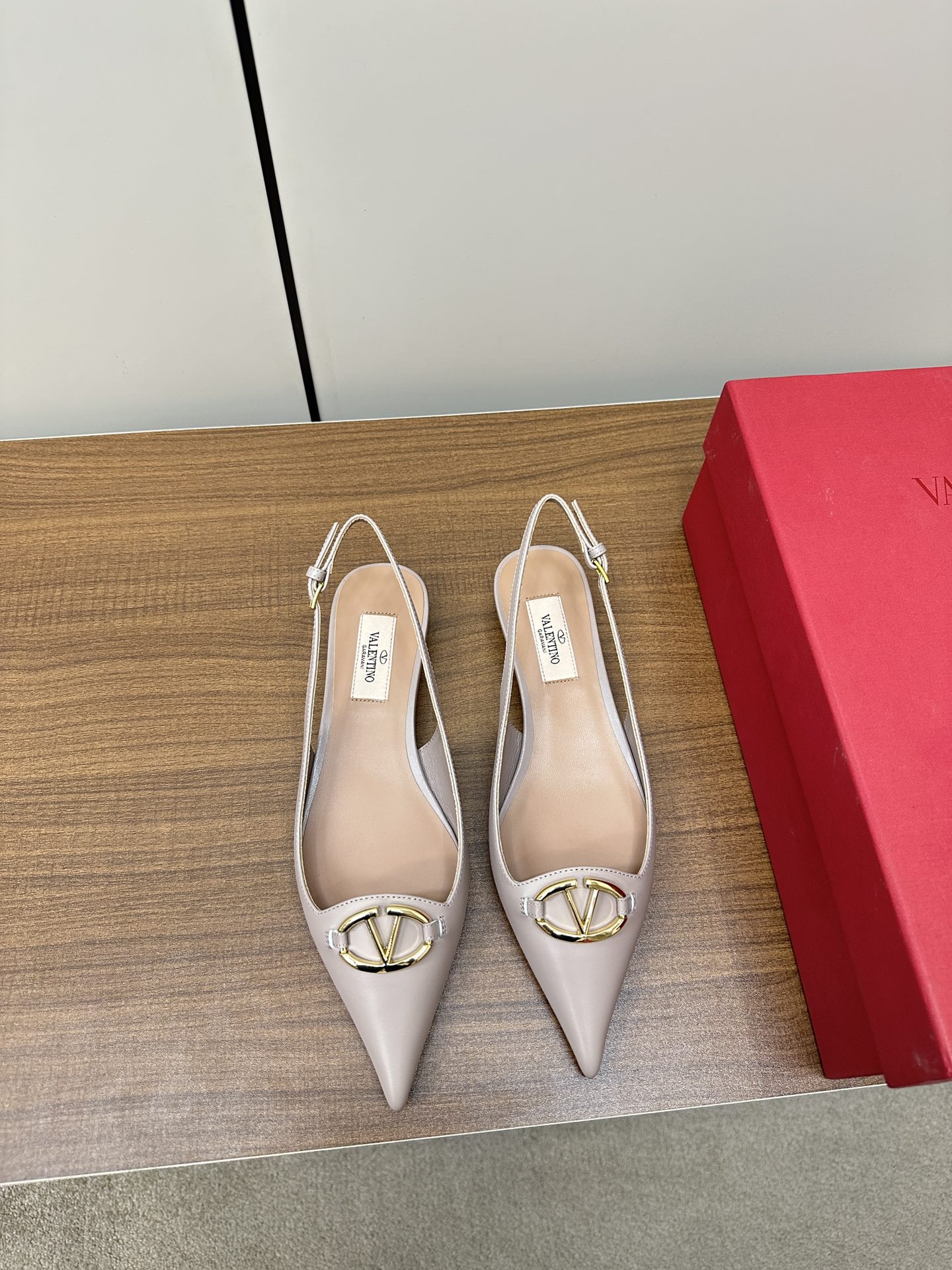Bagsaaa Va1e*ntin0 Vlogo Heels In Nude Leather