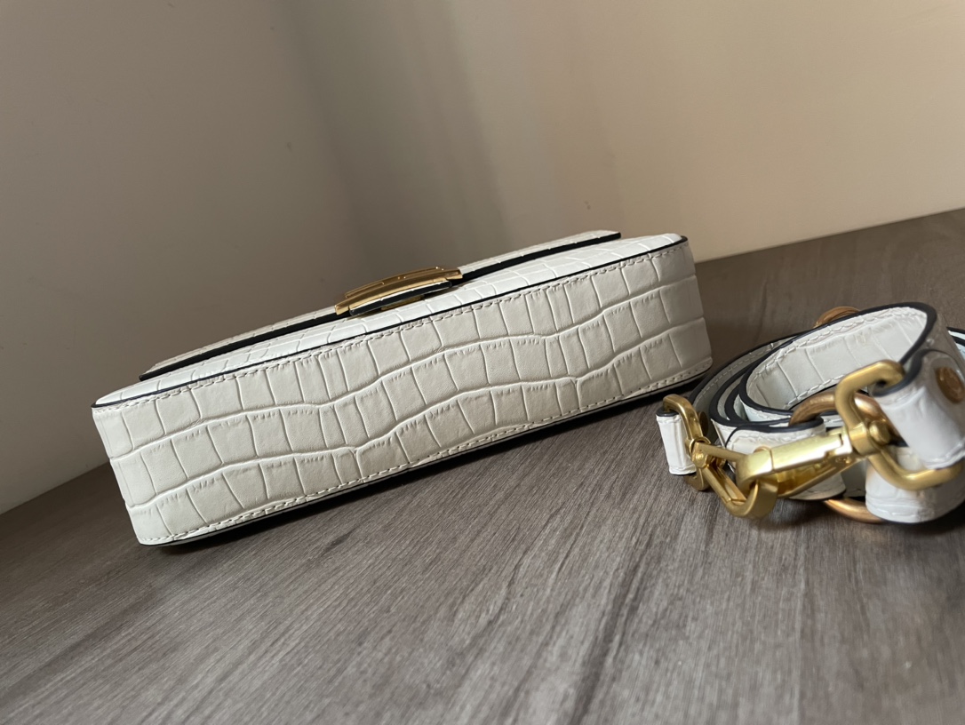 Bagsaaa F**di Baguette in white crocodile leather 27*6*15cm