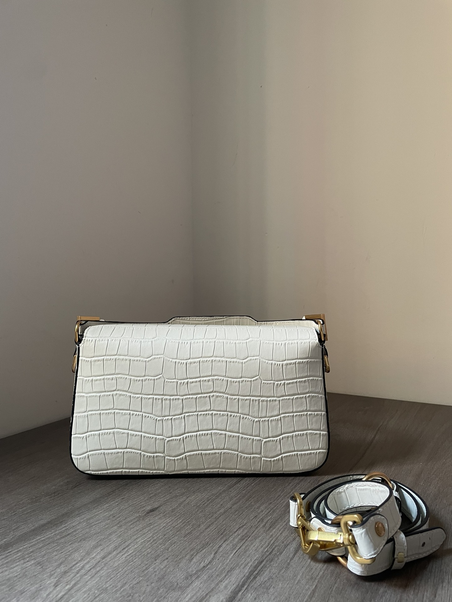 Bagsaaa F**di Baguette in white crocodile leather 27*6*15cm