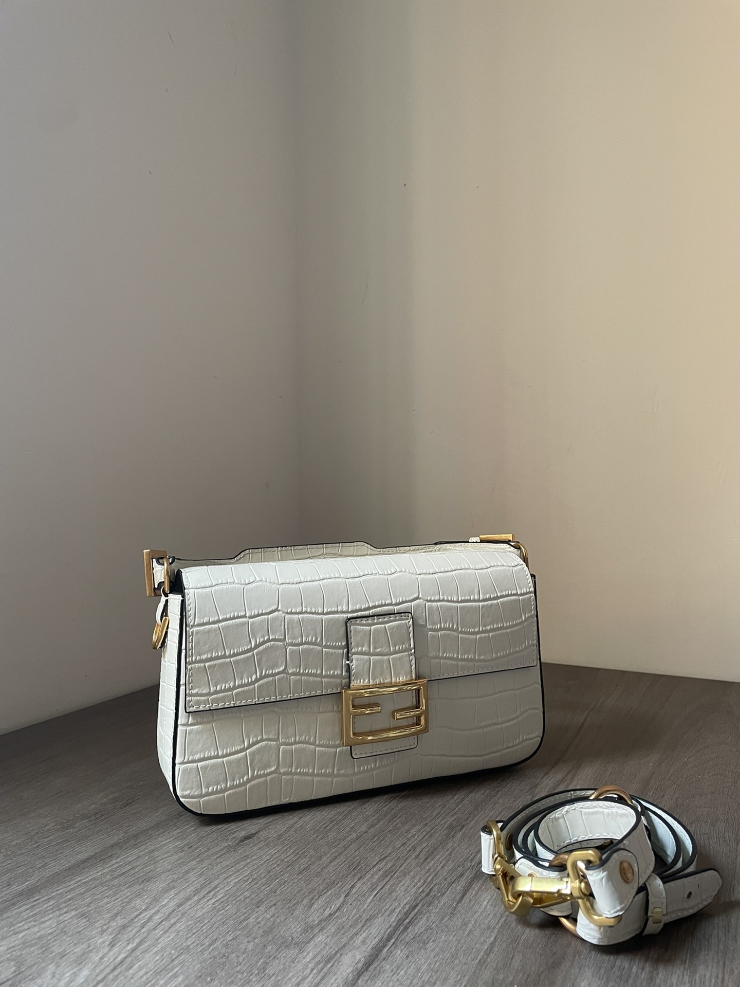 Bagsaaa F**di Baguette in white crocodile leather 27*6*15cm