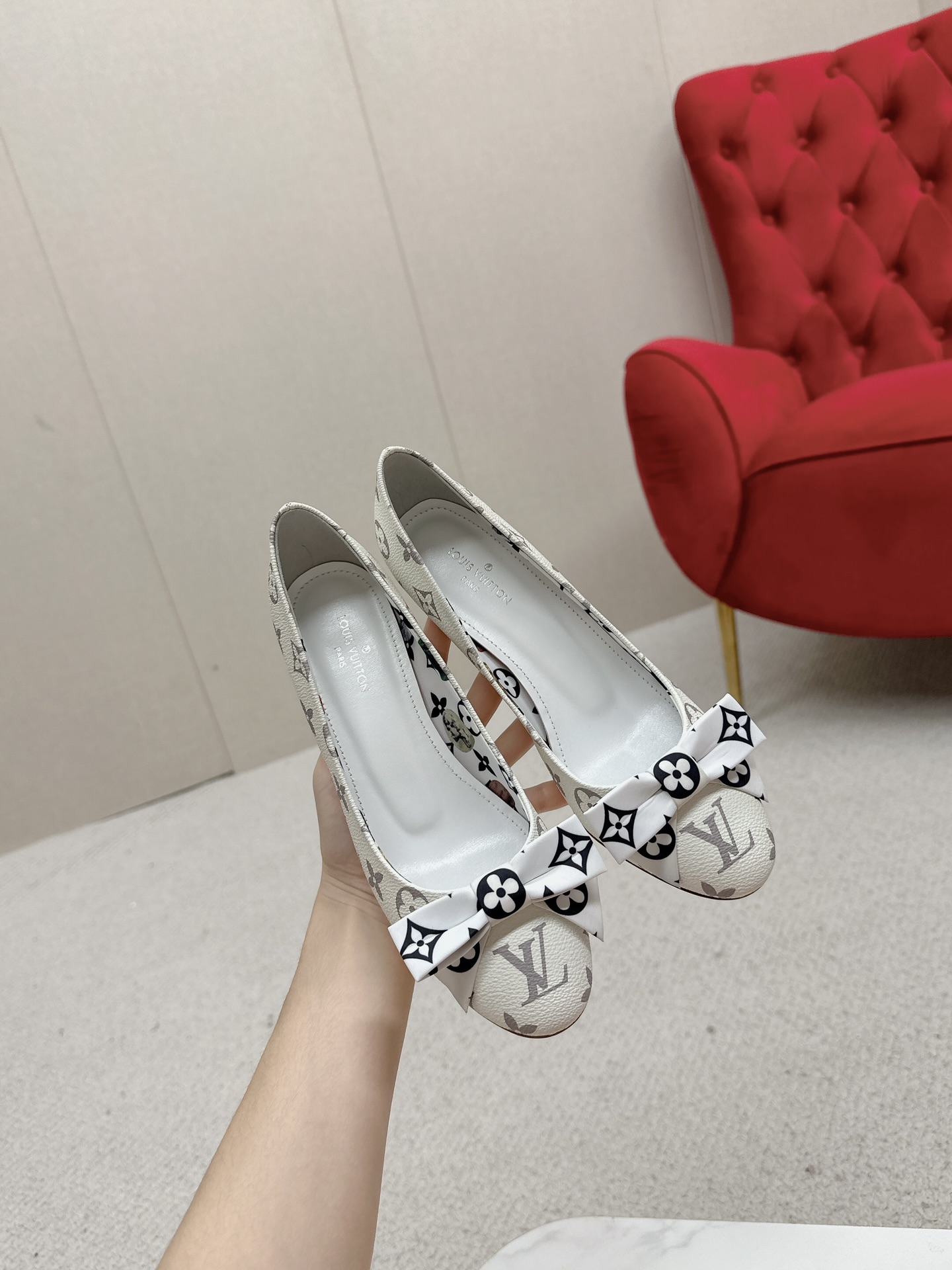 Bagsaaa L0vis Vvtt0n Monogram Canvas L0vise Bow Round Pumps White