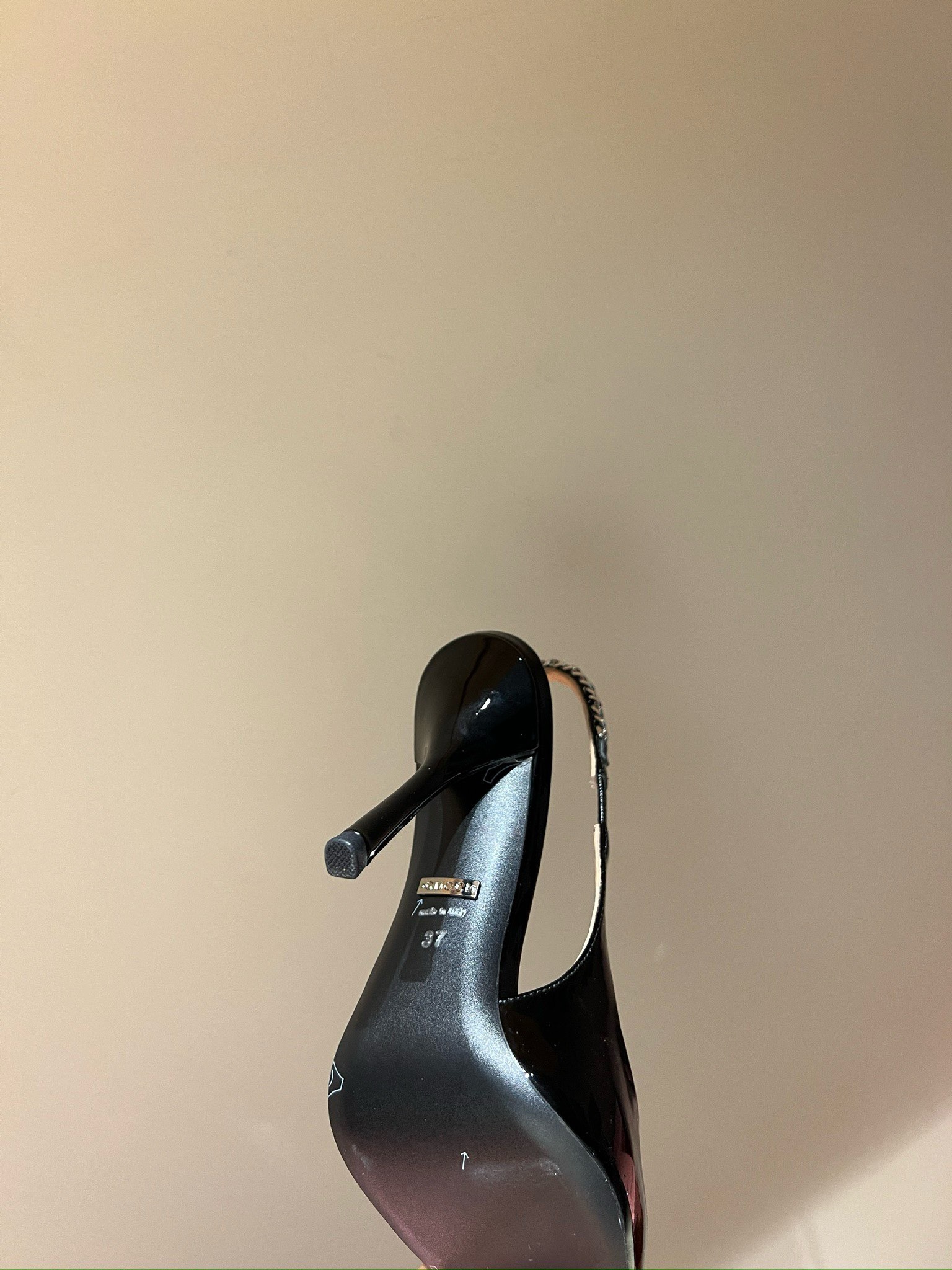 Bagsaaa Gvc*1 Pump In Black Patent 