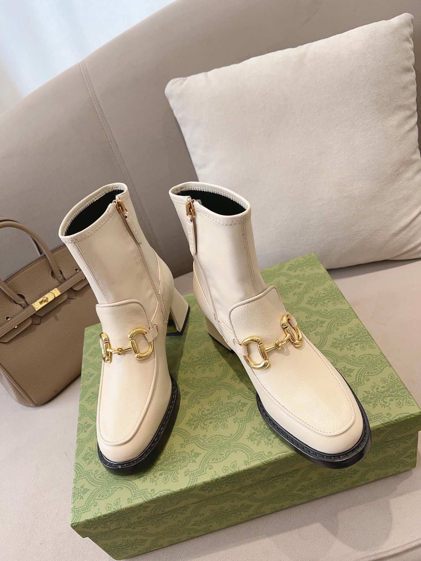 Bagsaaa Gvc*1 Horsebit Plaque Ankle Boots White 