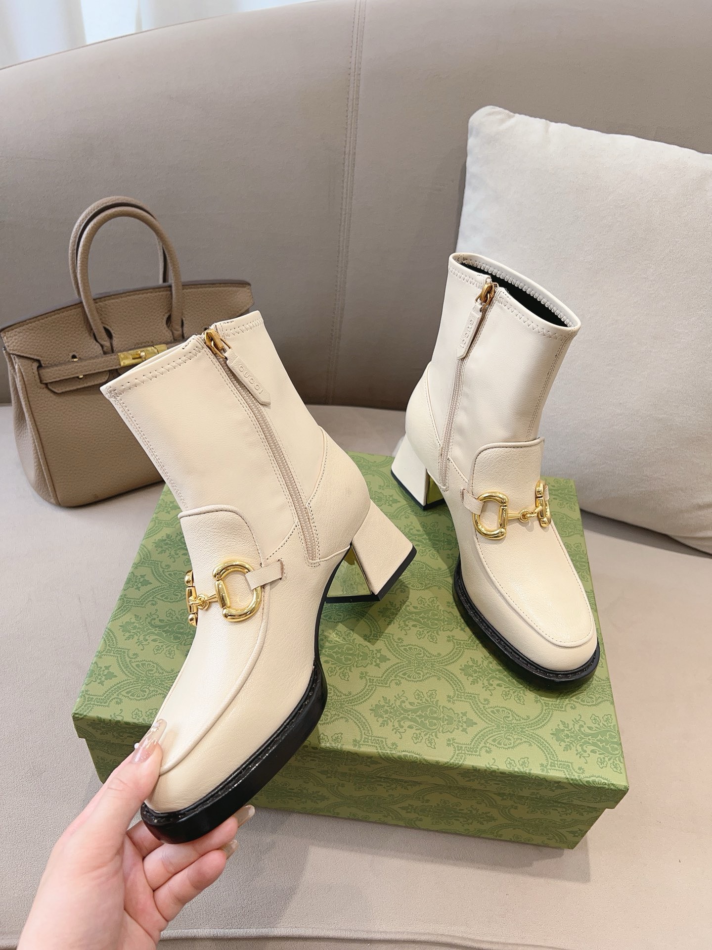 Bagsaaa Gvc*1 Horsebit Plaque Ankle Boots White 