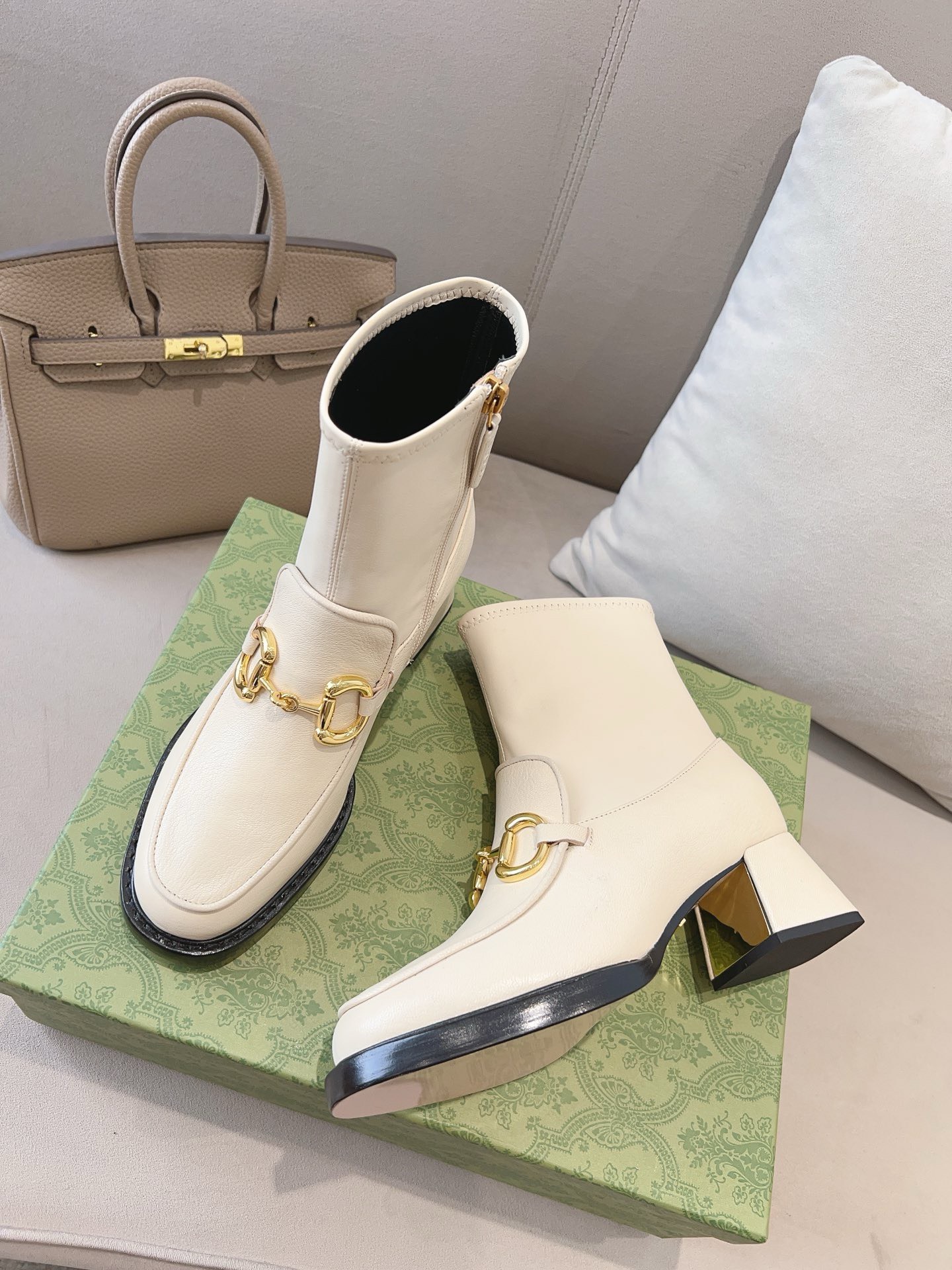 Bagsaaa Gvc*1 Horsebit Plaque Ankle Boots White 