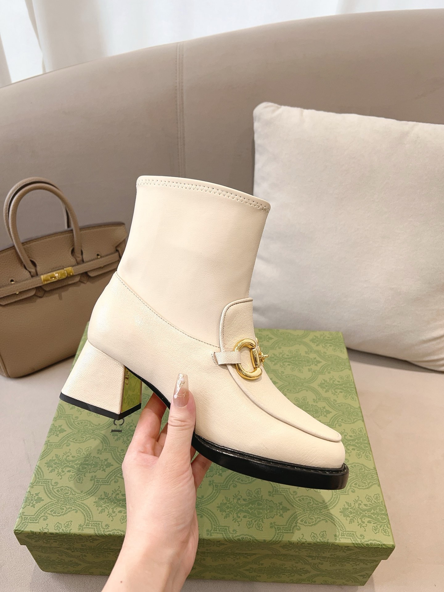 Bagsaaa Gvc*1 Horsebit Plaque Ankle Boots White 
