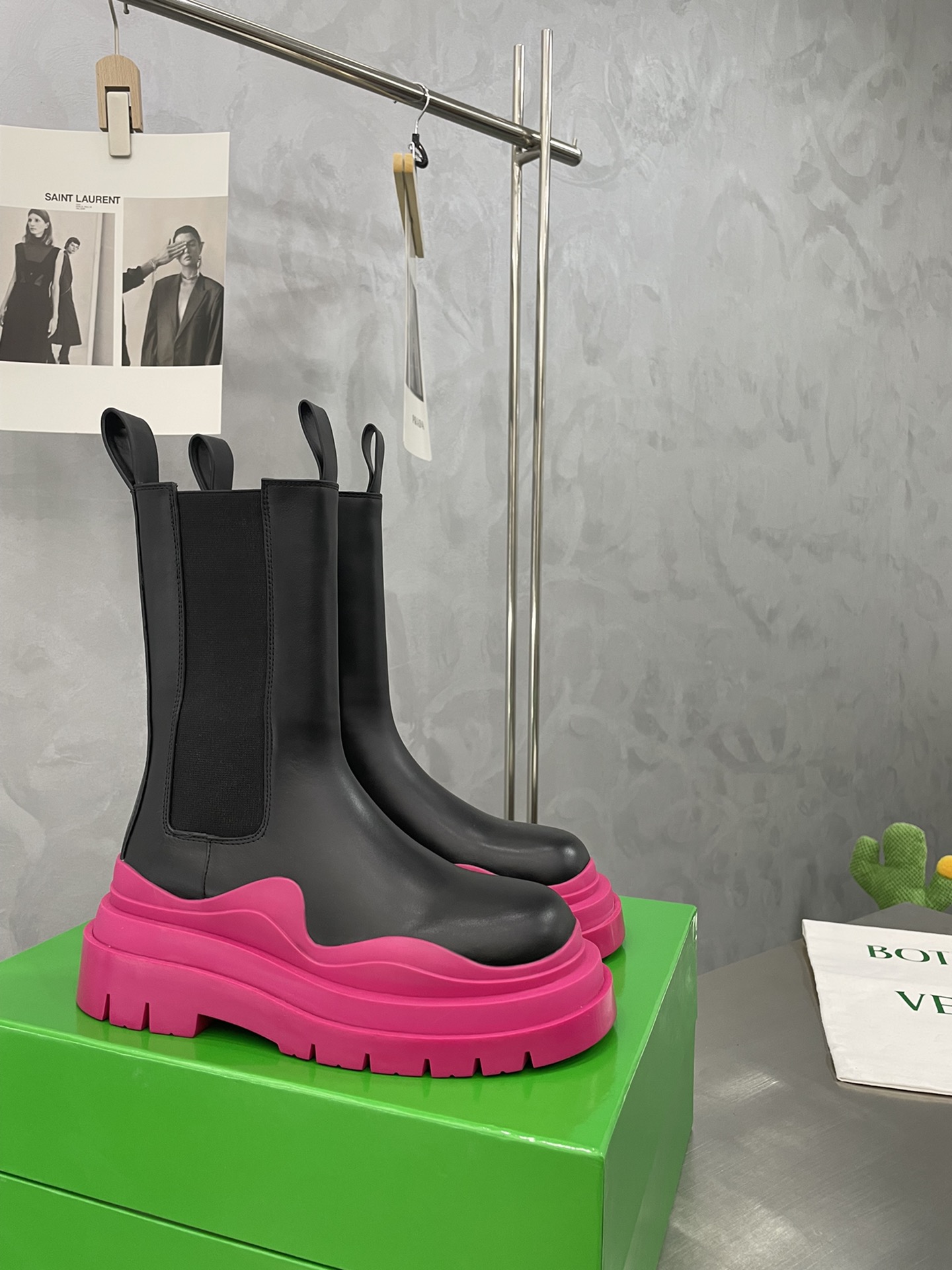 Bagsaaa B0tt*ga Ven*ta Tire Leather Chelsea Boots Black and Pink