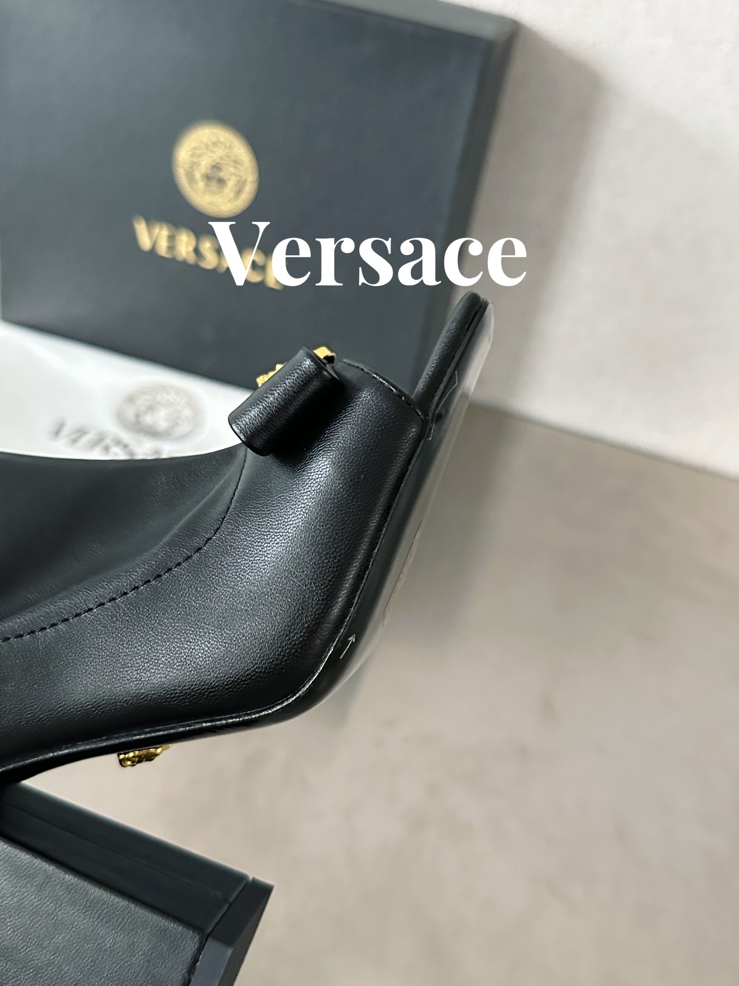 Bagsaaa Versace Medusa black short boots