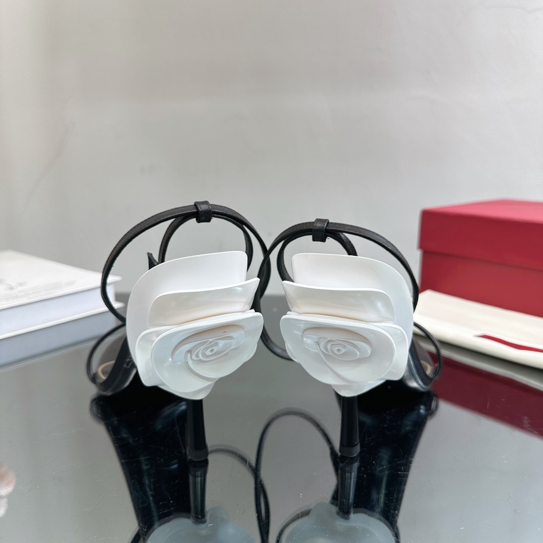 Bagsaaa Va1e*ntin0 Black With White Flower Heels