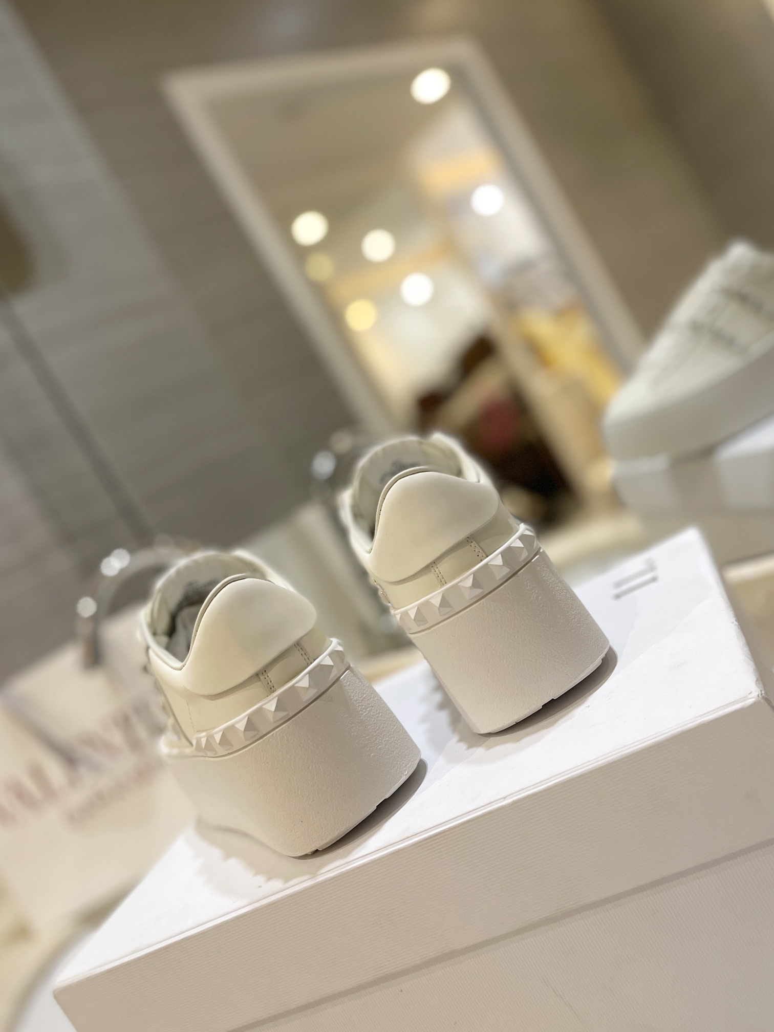 Bagsaaa Va1e*ntin0 Garavani Rockstud Untitled leather flatform sneakers in white