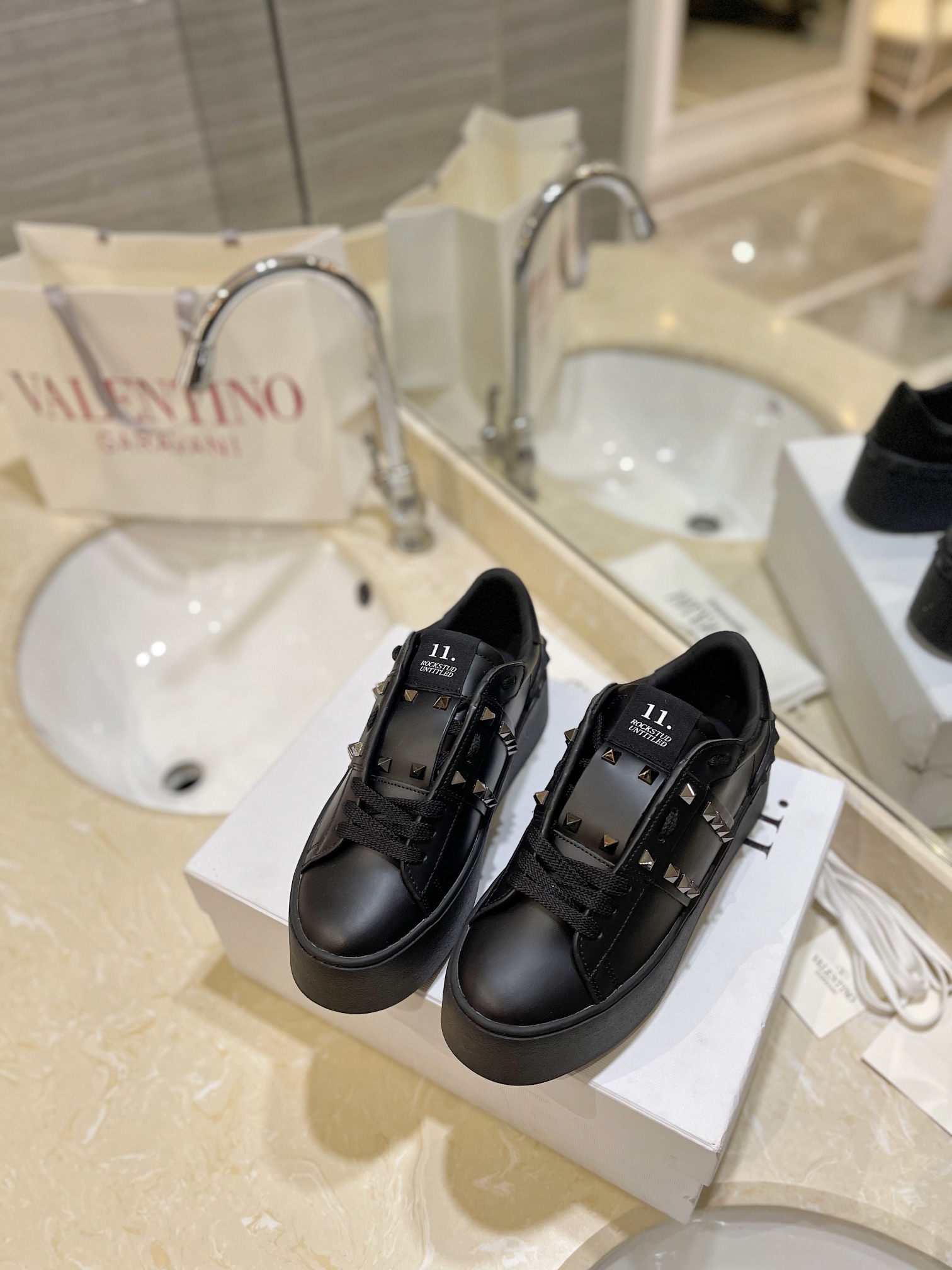 Bagsaaa Va1e*ntin0 Garavani Rockstud Untitled leather flatform sneakers in black