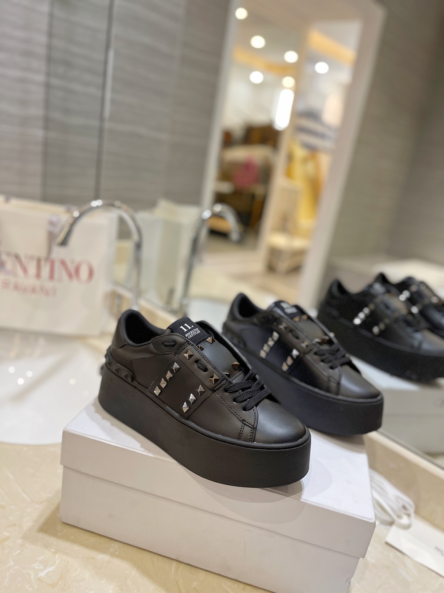 Bagsaaa Va1e*ntin0 Garavani Rockstud Untitled leather flatform sneakers in black