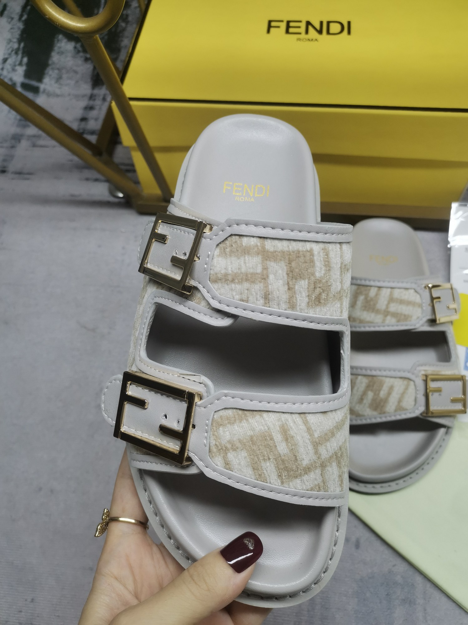 Bagsaaa F**di Feel FF chenille slides in gray