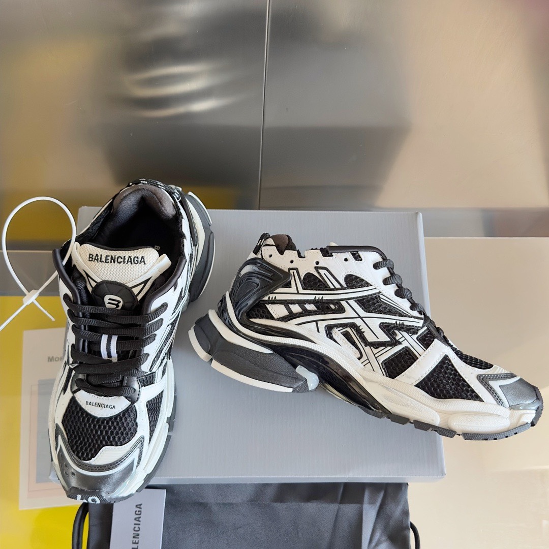 Bagsaaa Ba1en*iaga Runner panelled trainers black & white