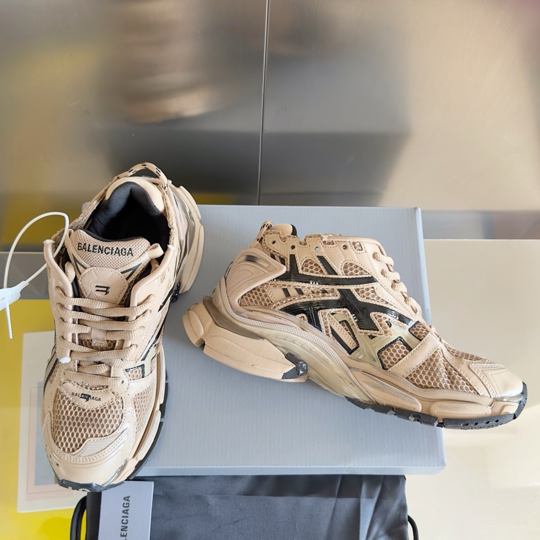 Bagsaaa Ba1en*iaga Runner panelled trainers taupe