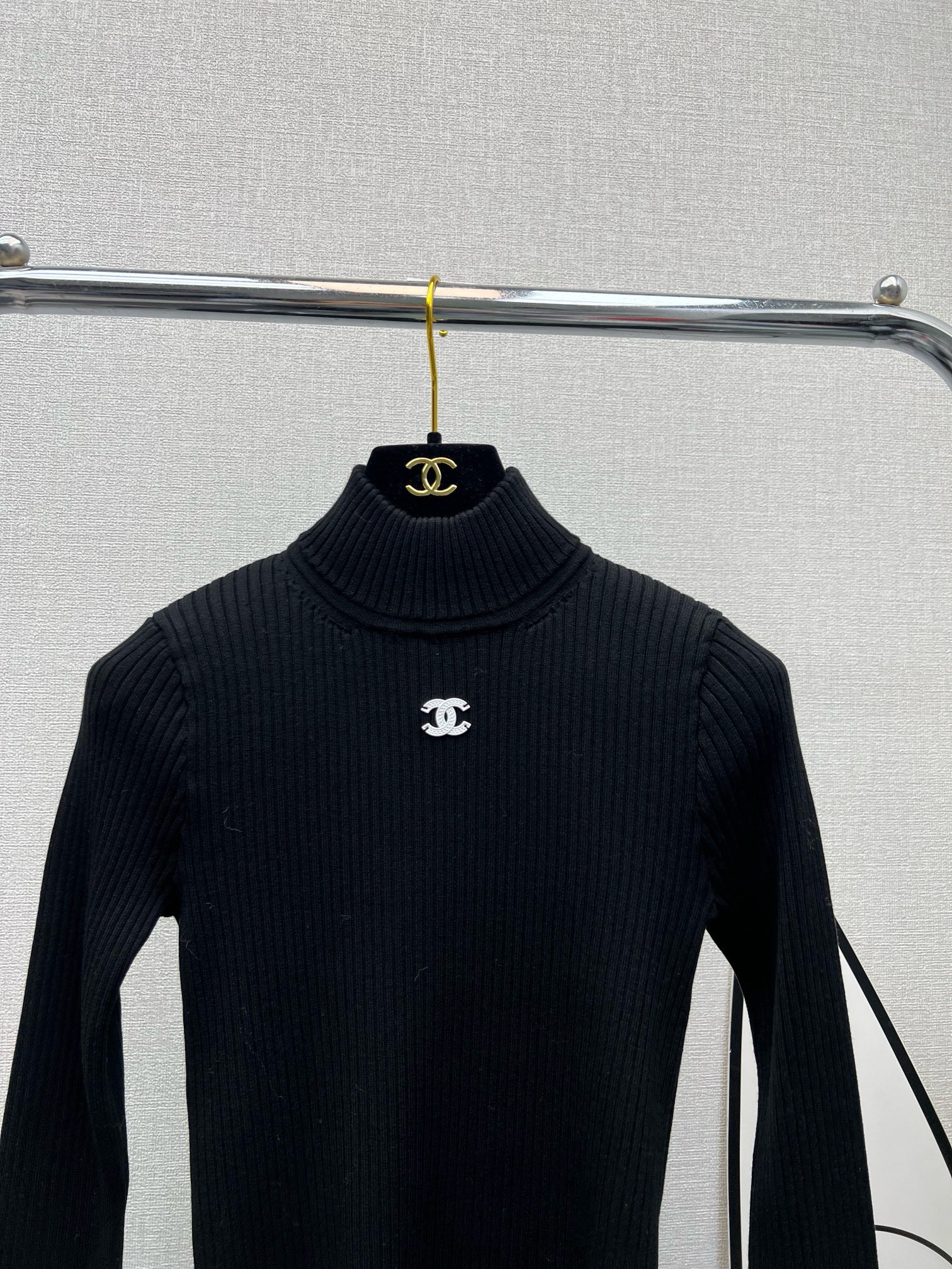 Bagsaaa Ch**el Ribbed-knit mockneck sweater in black