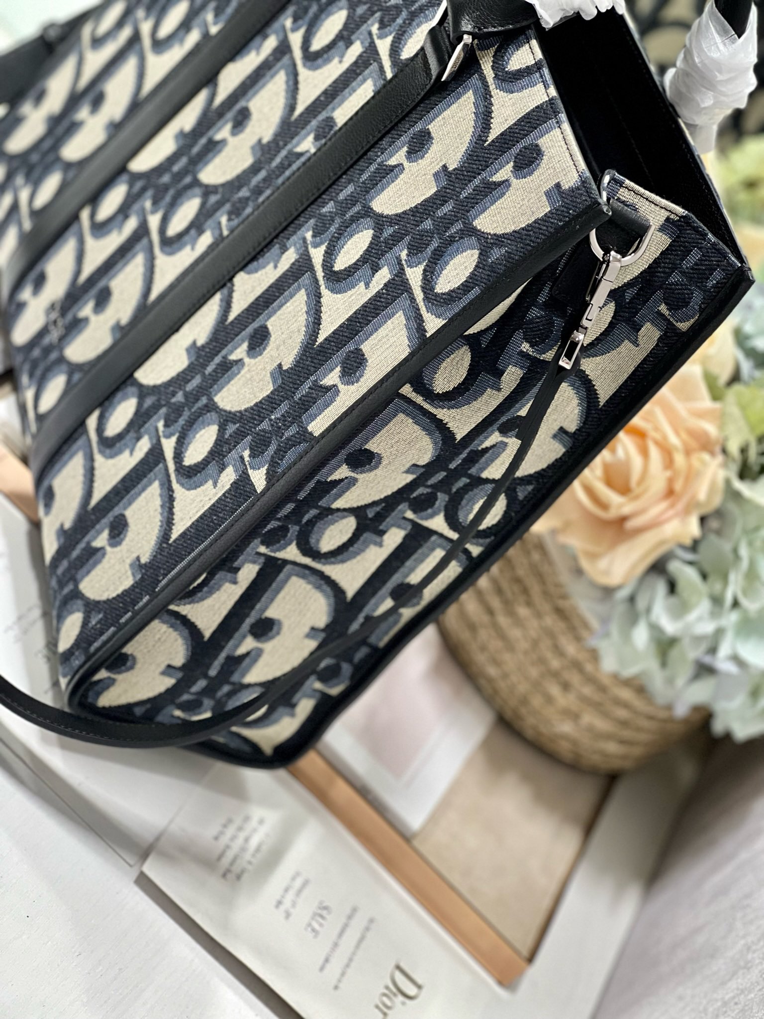 Bagsaaa D10r East - West Tote Bag Beige and Black Maxi D10r Oblique Jacquard