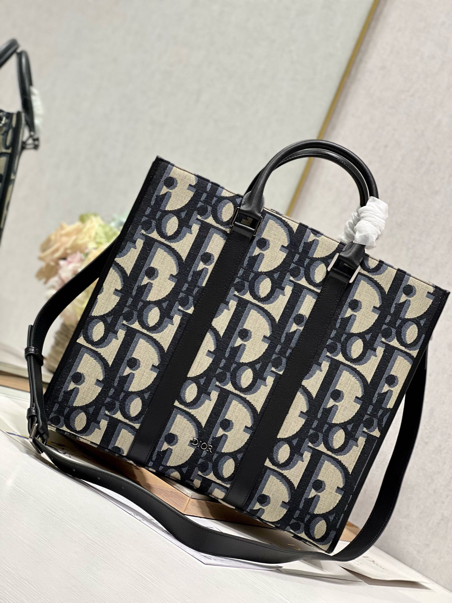 Bagsaaa D10r East - West Tote Bag Beige and Black Maxi D10r Oblique Jacquard