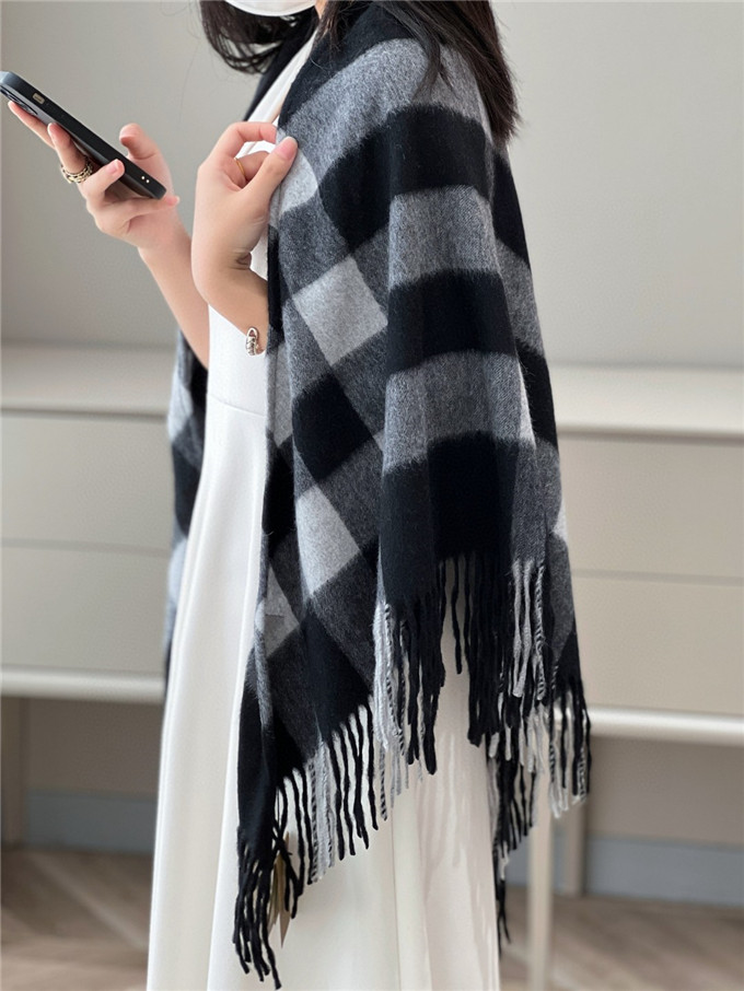 Bagsaaa Bv*b*rry Cape In Black 167cm x 85cm