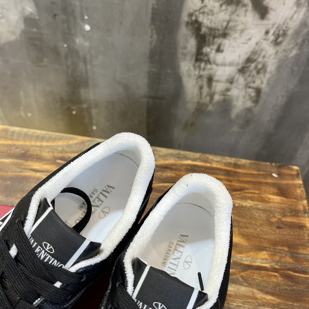 Bagsaaa Va1e*ntin0 Black Sneakers