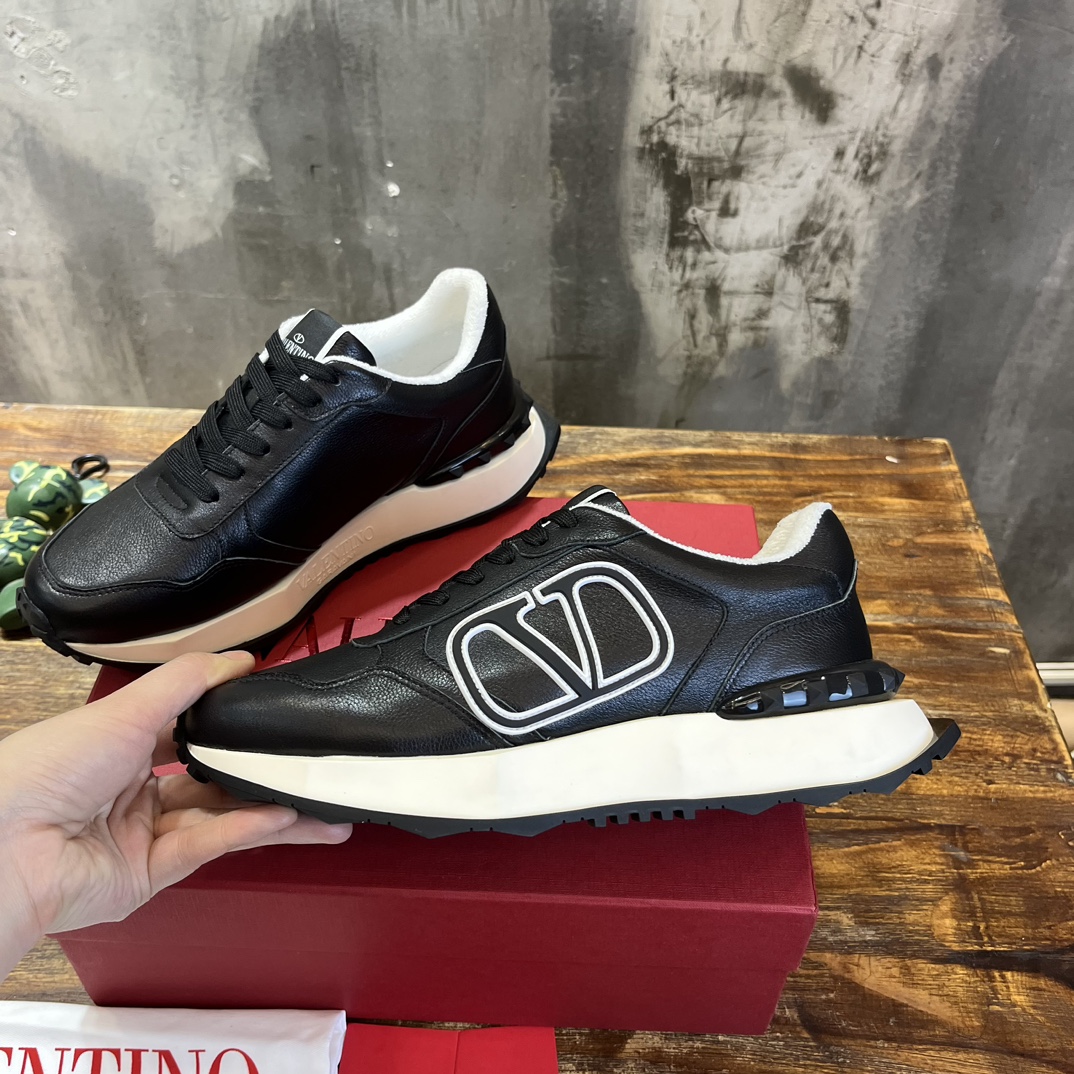 Bagsaaa Va1e*ntin0 Black Sneakers