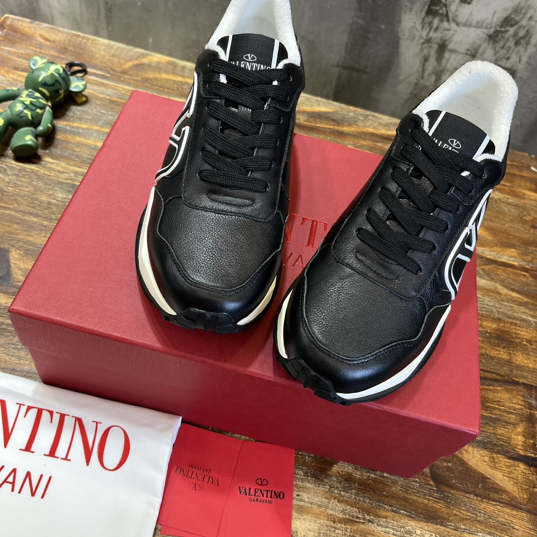 Bagsaaa Va1e*ntin0 Black Sneakers