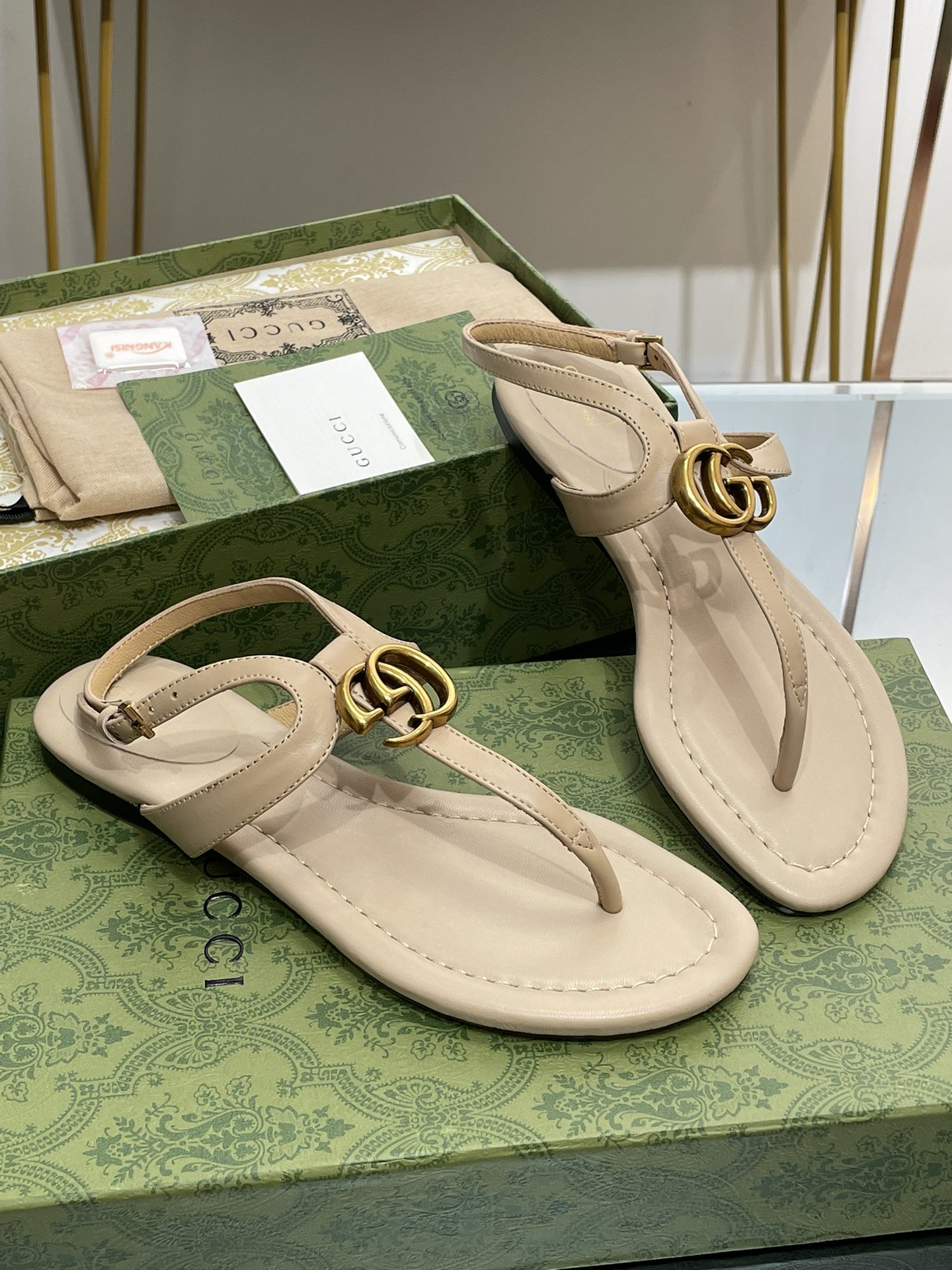 Bagsaaa Gvc*1 Double G leather thong sandals beige