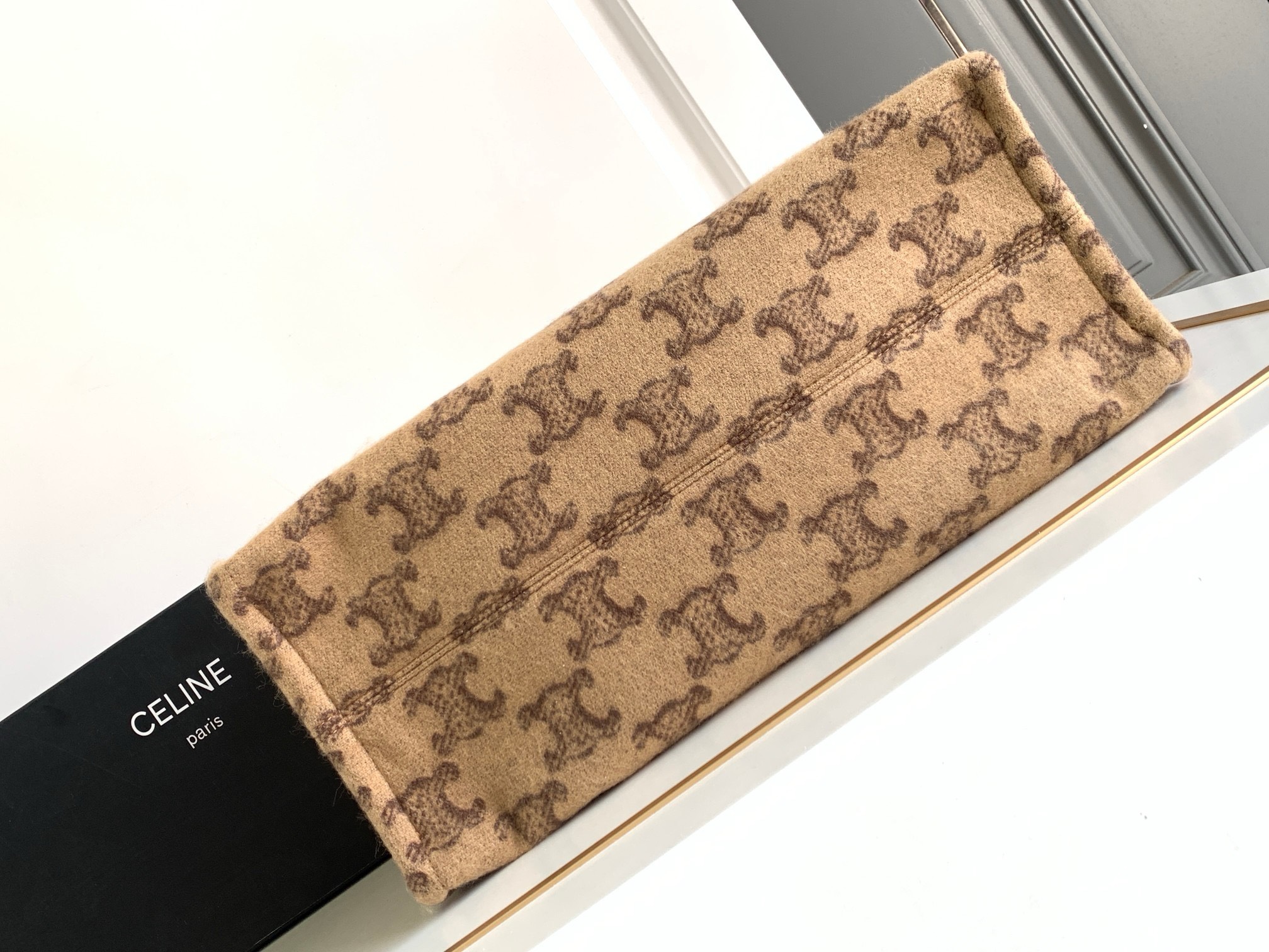 Bagsaaa Ce1i*e Cabas Thais in Raffia Triomphe Jacquard Camel - 41x28x17cm