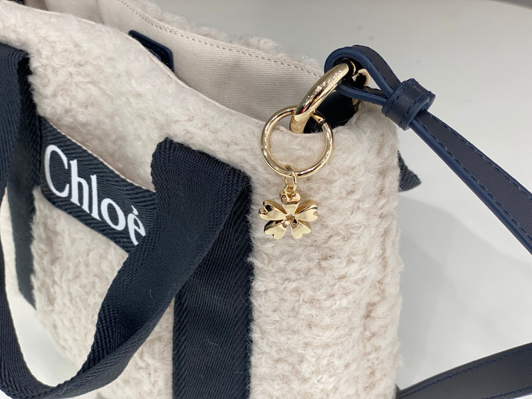 Bagsaaa Chloe Woody Shearling Tote In Black - 25x20x8cm