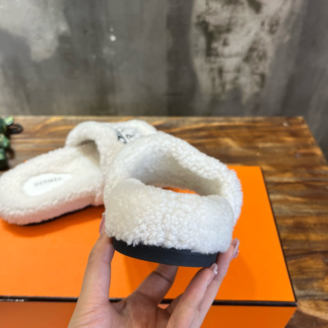 Bagsaaa H**me5 Shearling White Slides