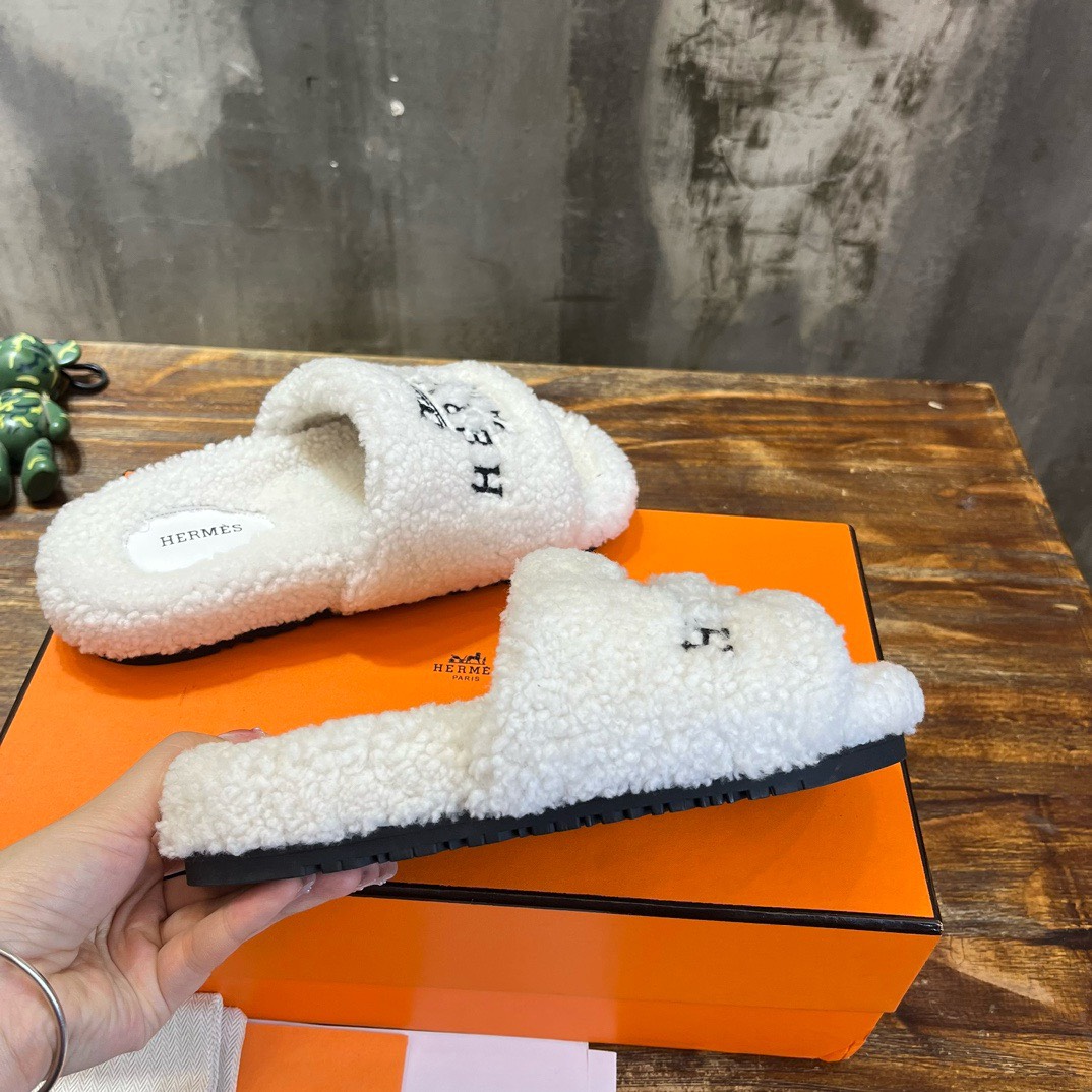 Bagsaaa H**me5 Shearling White Slides