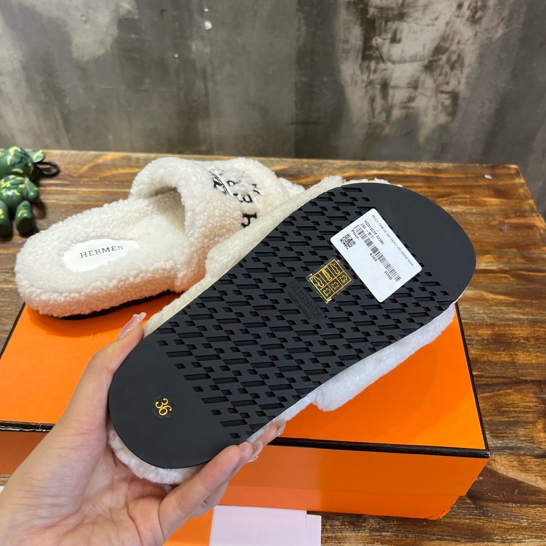 Bagsaaa H**me5 Shearling White Slides