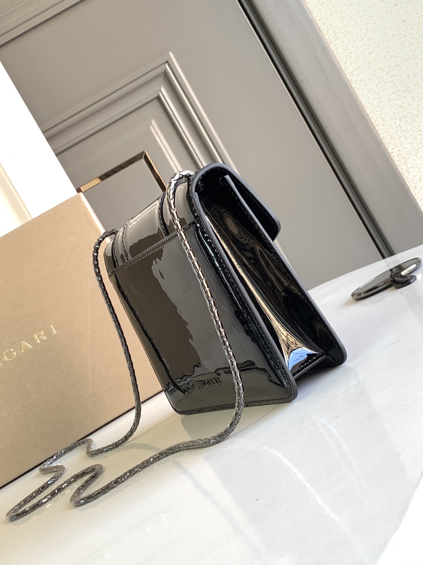 Bagsaaa Bv1g*ai Serpenti Forever bag in black with patent leather - 20*14*4.5cm