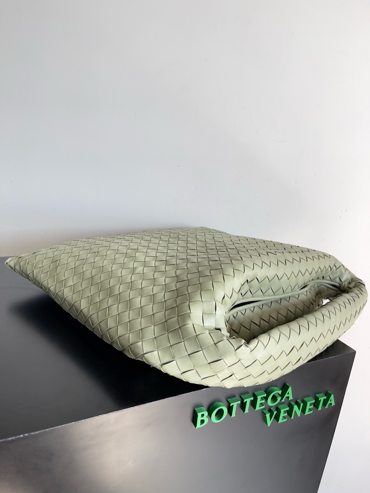 Bagsaaa B0tt*ga Ven*ta Large Hop Green - 54x23x13cm