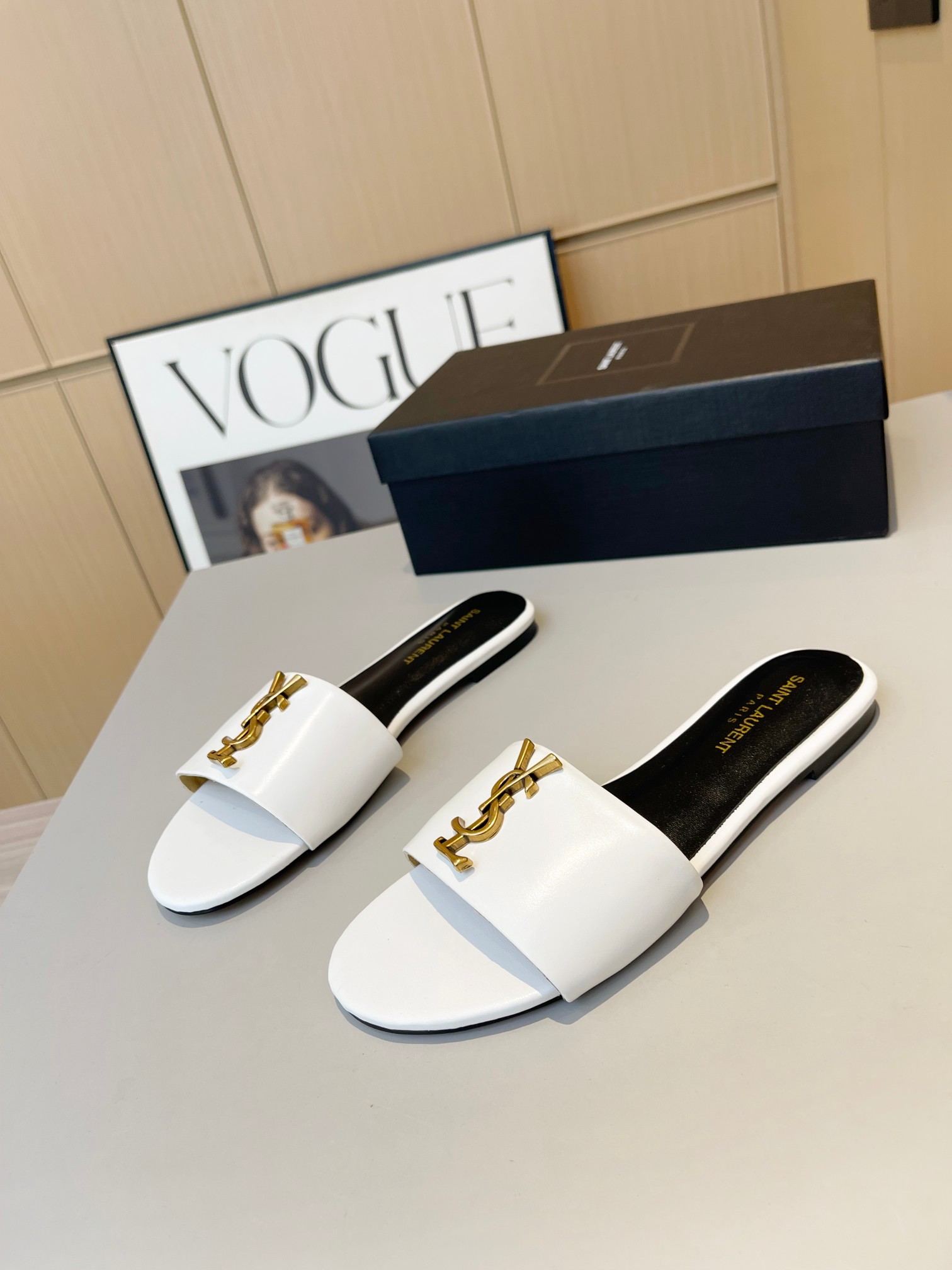 Bagsaaa Y51 White Leather Slides