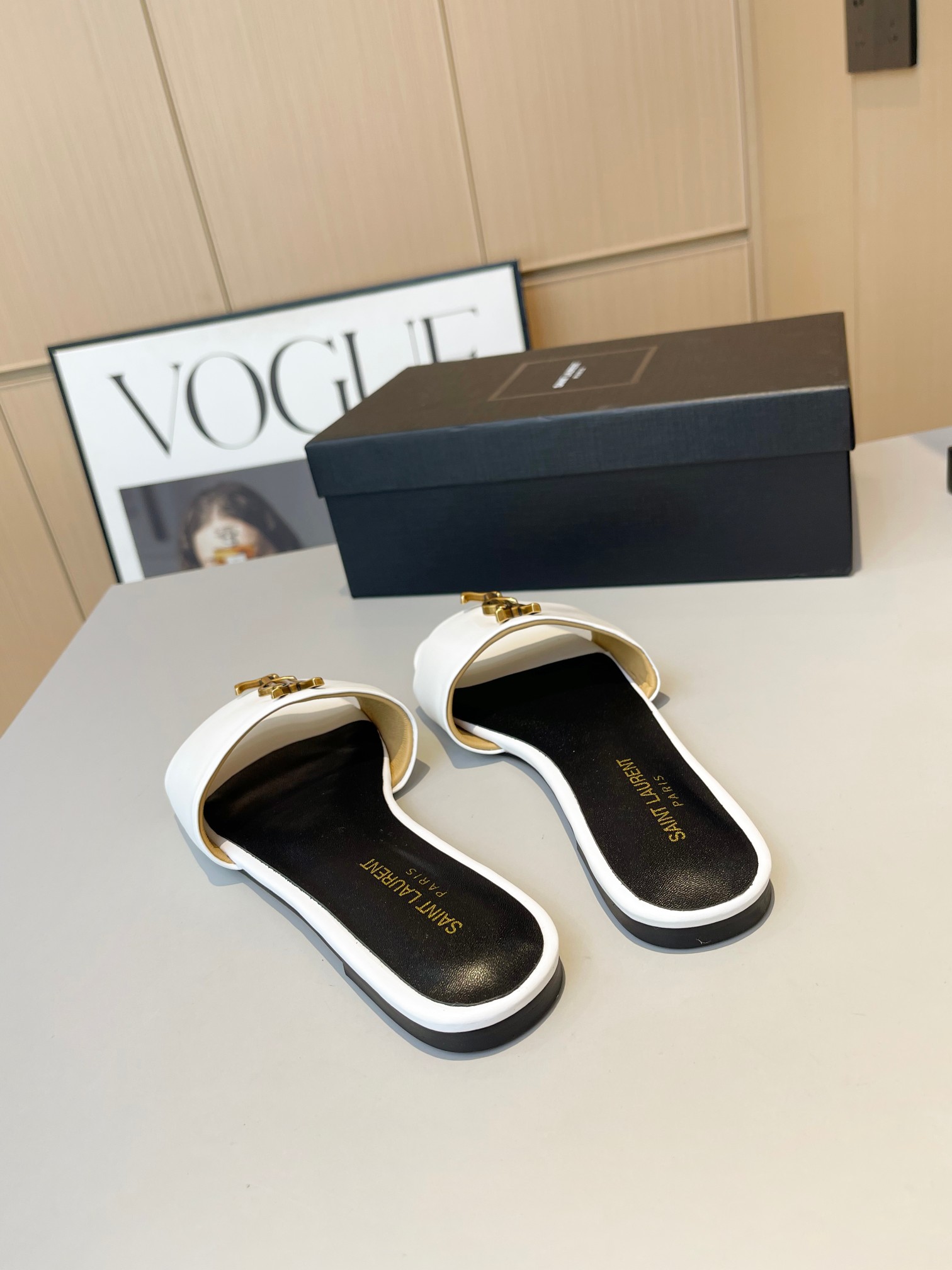 Bagsaaa Y51 White Leather Slides
