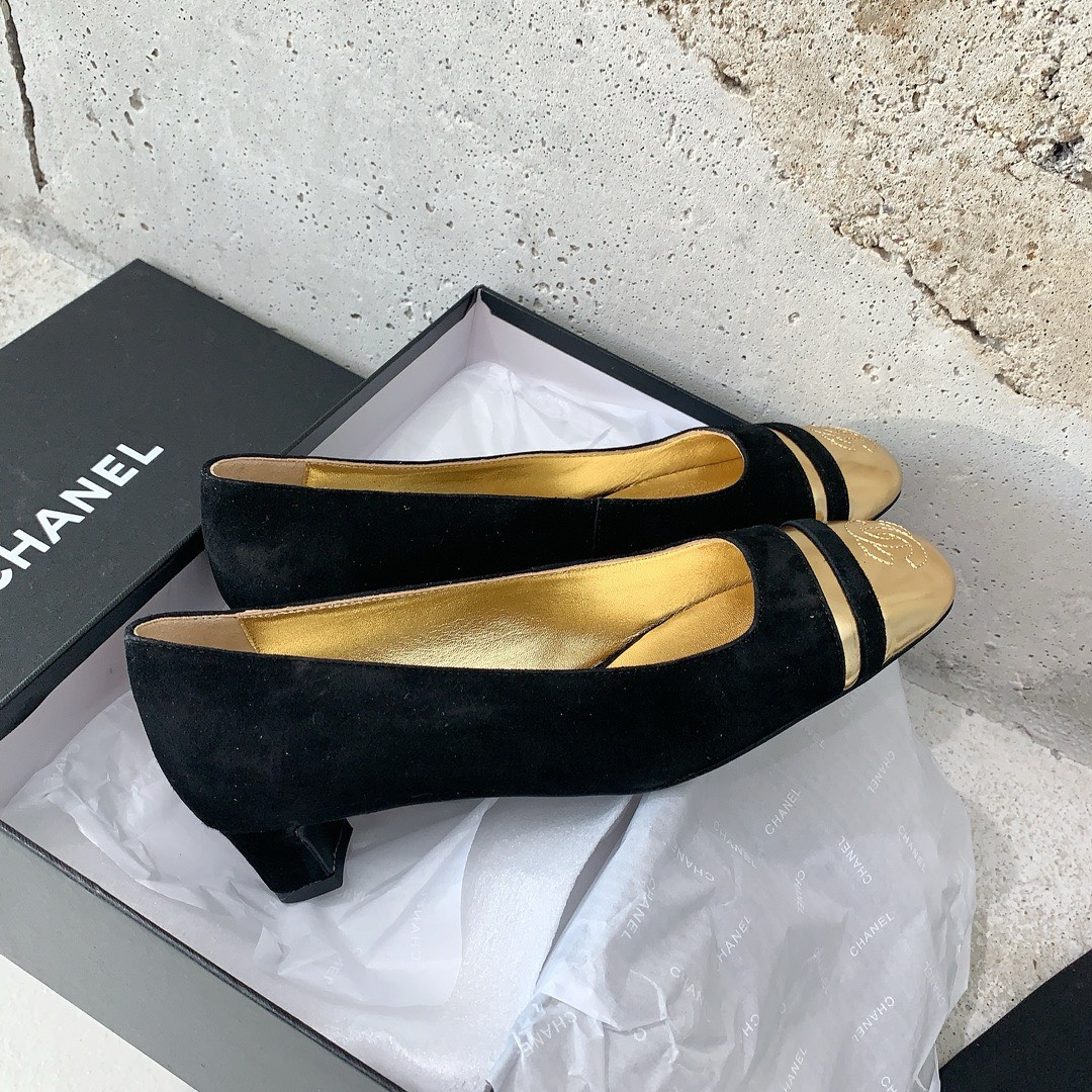 Bagsaaa Ch**el Pumps/Peeptoes Suede in Gold