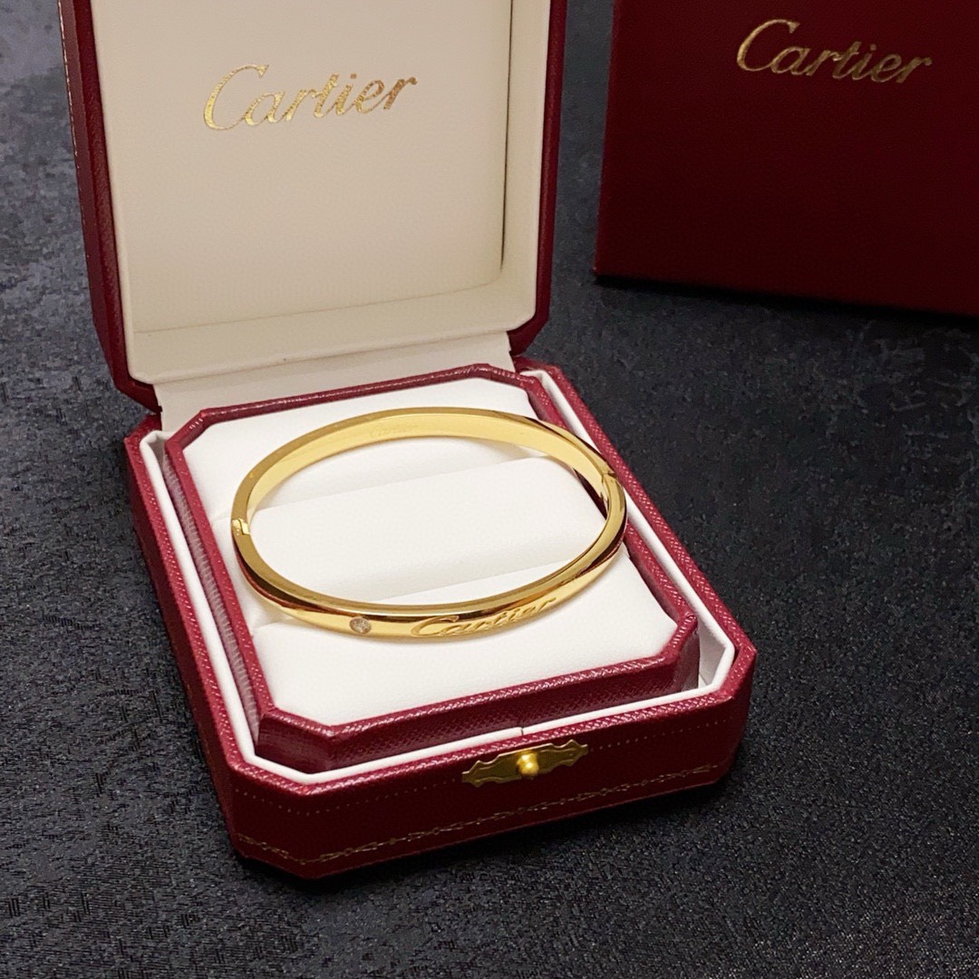 Bagsaaa Ca*t1er Bracelet With D1am0nd