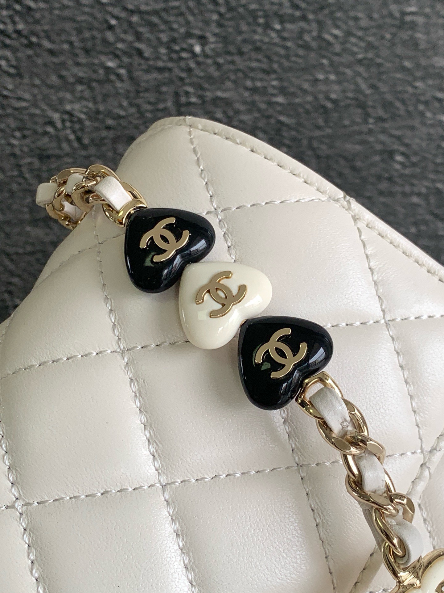 Bagsaaa Ch**el 23K White Bag With Heart Chain - 19cm