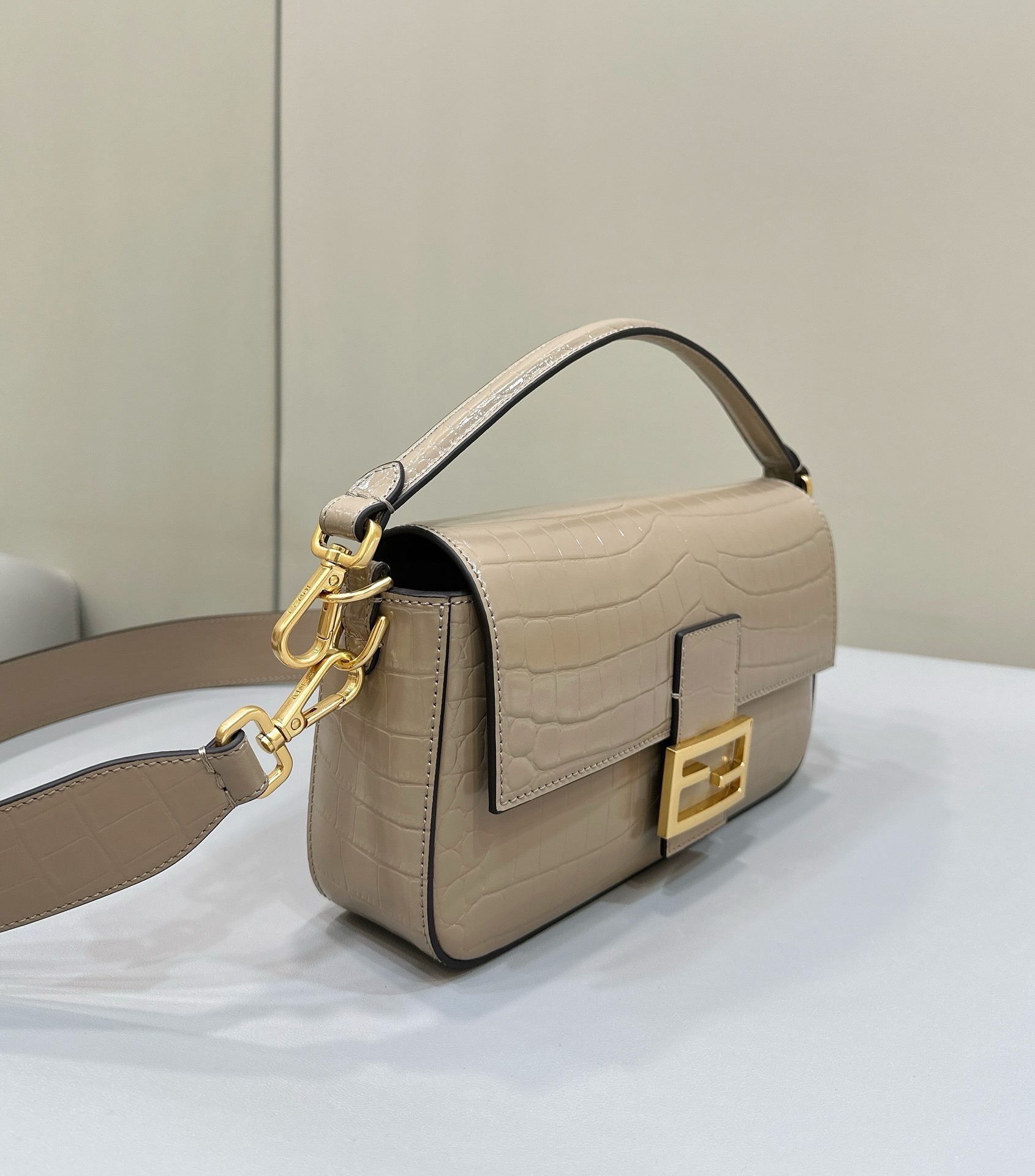 Bagsaaa F**di Baguette Dove gray crocodile leather bag - 27x15x6cm