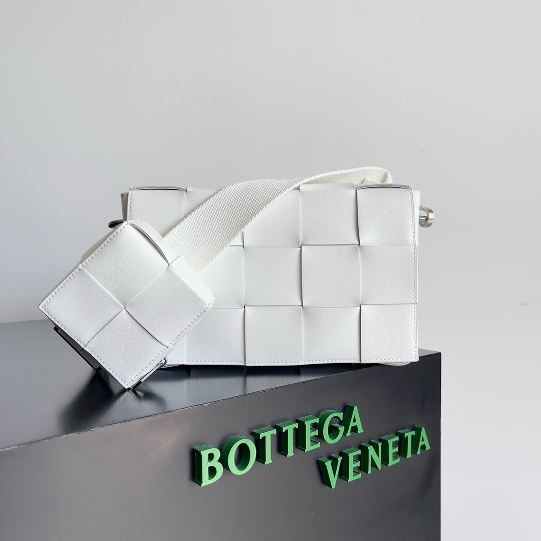 Bagsaaa B0tt*ga Ven*ta Intrecciato-weave leather cross-body bag White - 26x16x6.5cm