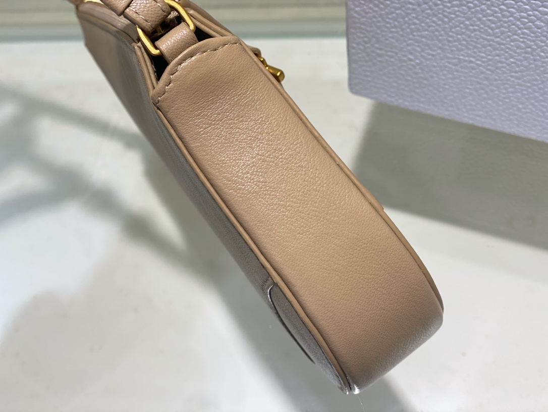 Bagsaaa D10r Saddle Rodeo Pouch Beige Goatskin - 20 x 15 x 4 cm