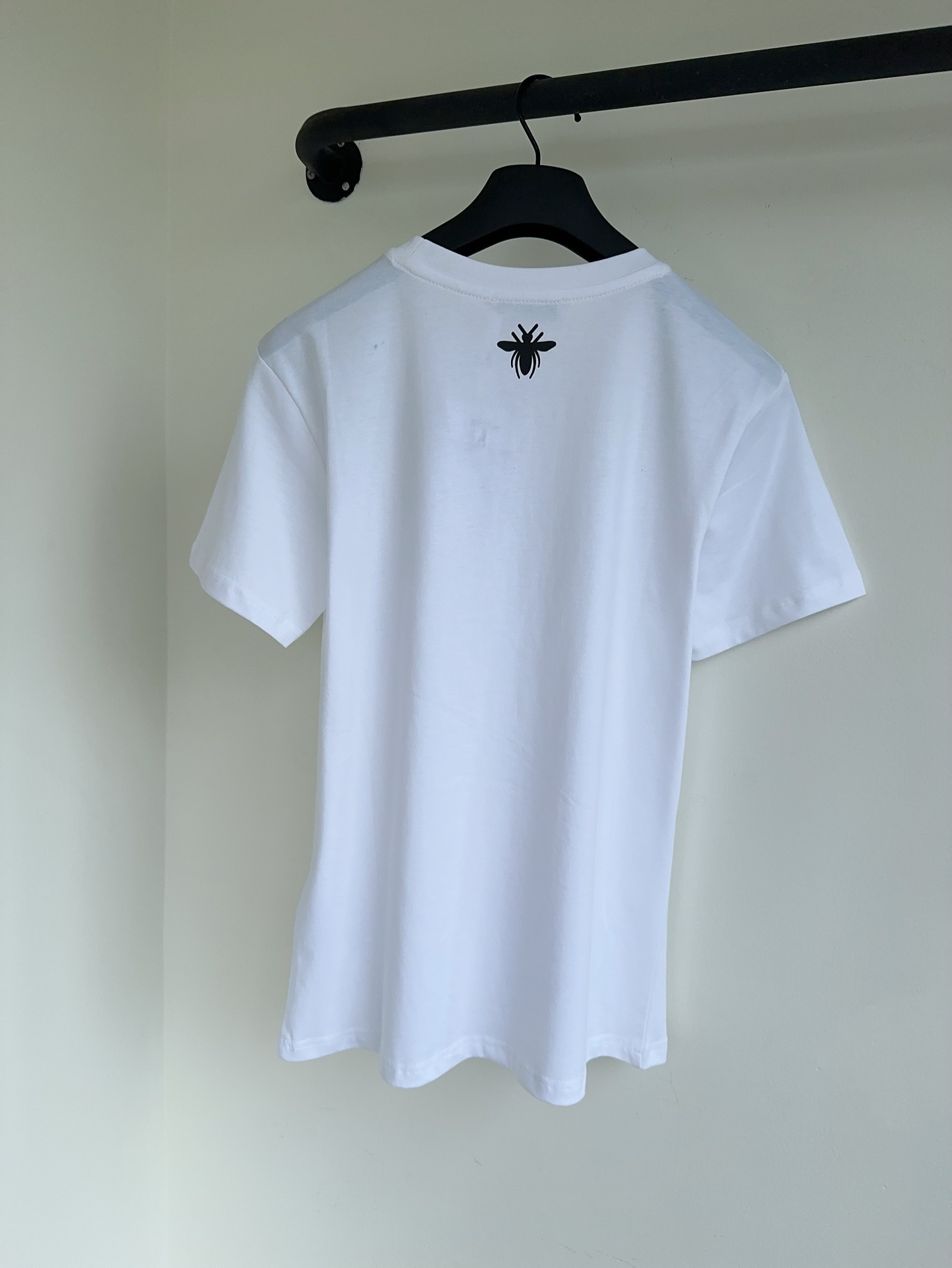 Bagsaaa D10ramour Embroidered T-Shirt White Cotton and Linen Jersey with Black and Red Je Vous Adore Motif