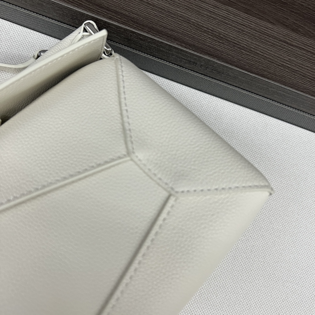 Bagsaaa L0ew* Small Puzzle bag in soft grained calfskin white - 24X16.5X10.5 cm